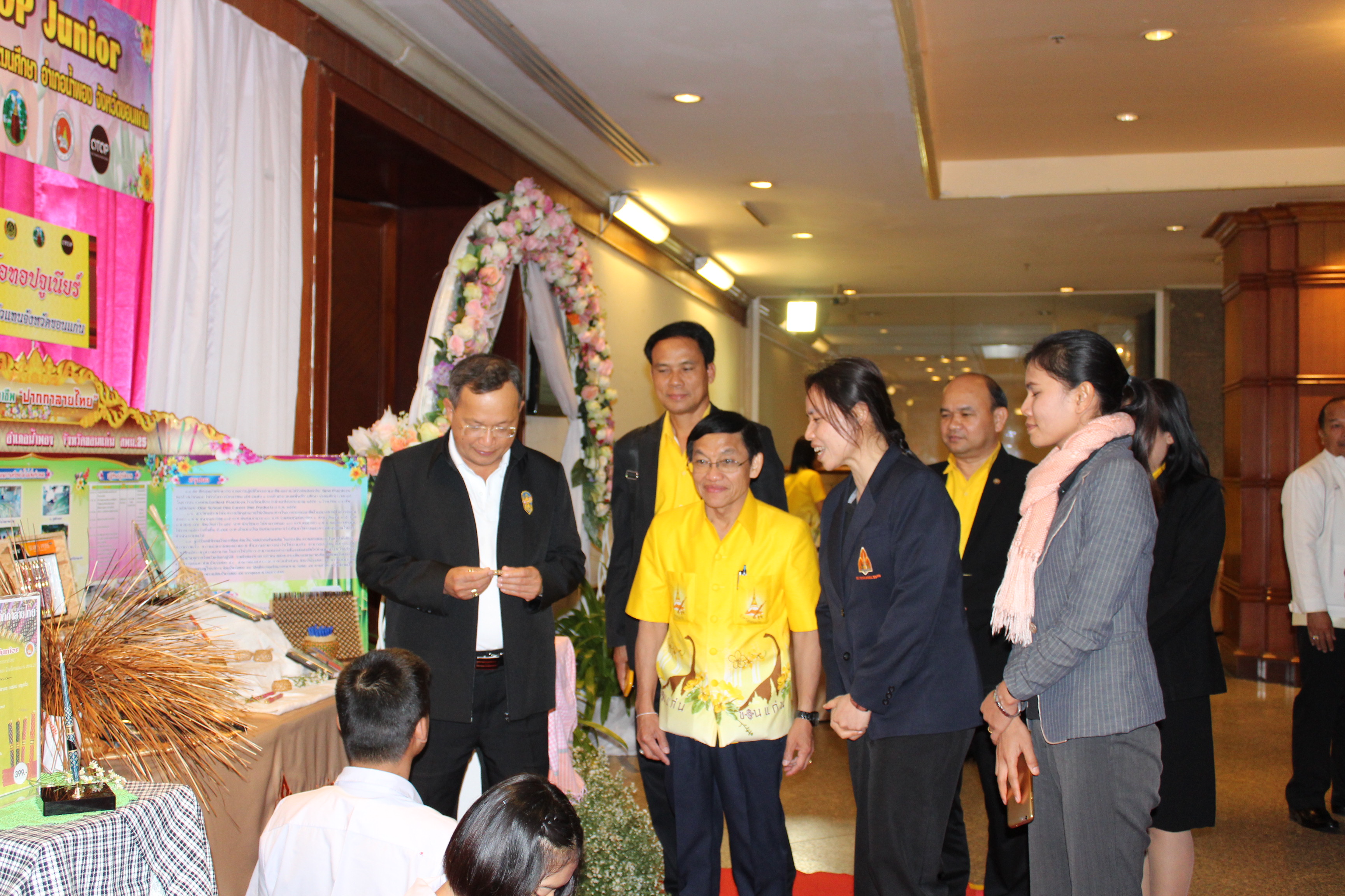 รองทวีป  บุตรโพธิ์ เยี่ยมชมนิทรรศการแสดงผลงานการ ดำเนินงานกองทุนพัฒนาบทบาทสตรี บริษัทประชารัฐรักสามัคคีขอนแก่น จำกัด  และ OTOP Junior