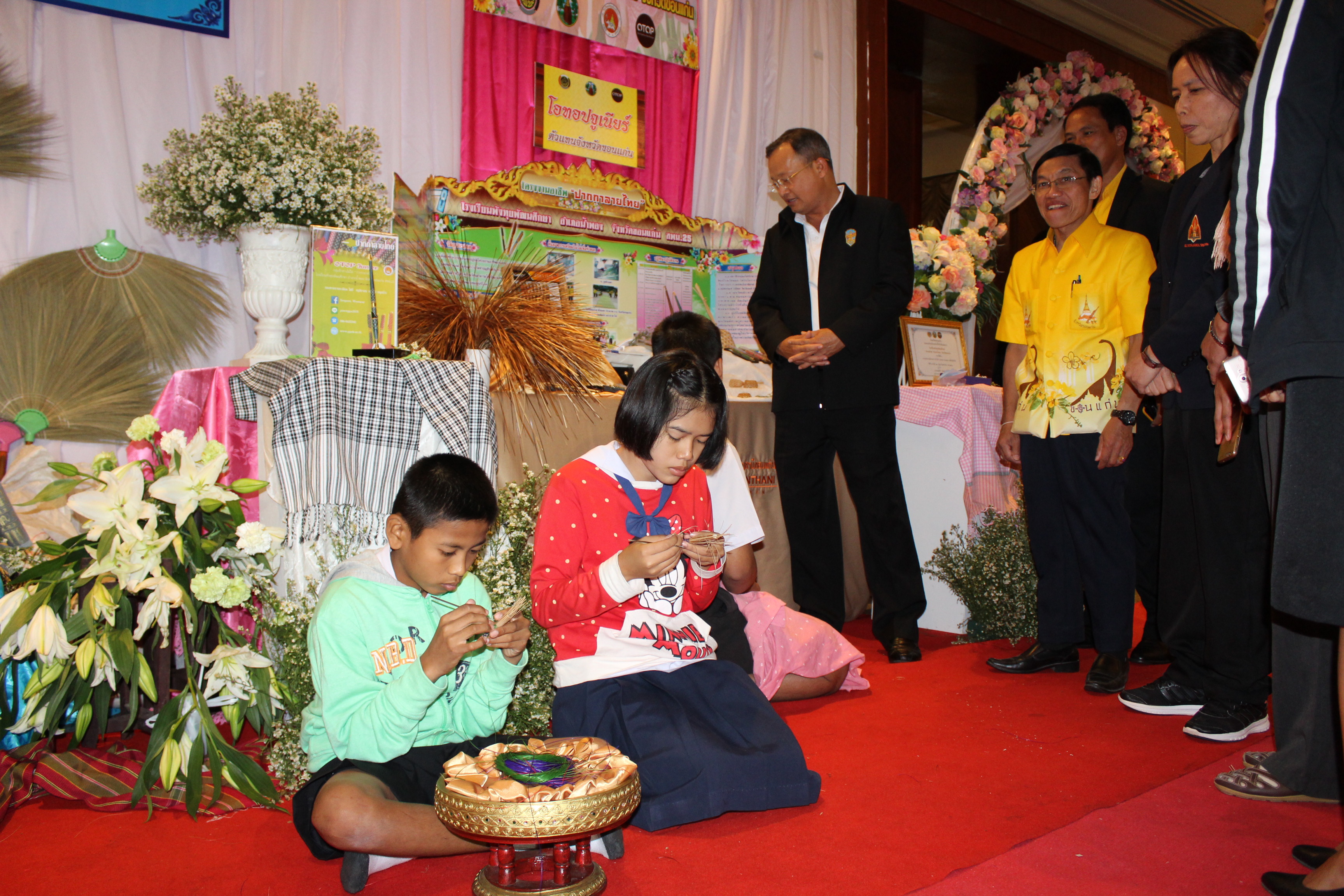 รองทวีป  บุตรโพธิ์ เยี่ยมชมนิทรรศการแสดงผลงานการ ดำเนินงานกองทุนพัฒนาบทบาทสตรี บริษัทประชารัฐรักสามัคคีขอนแก่น จำกัด  และ OTOP Junior
