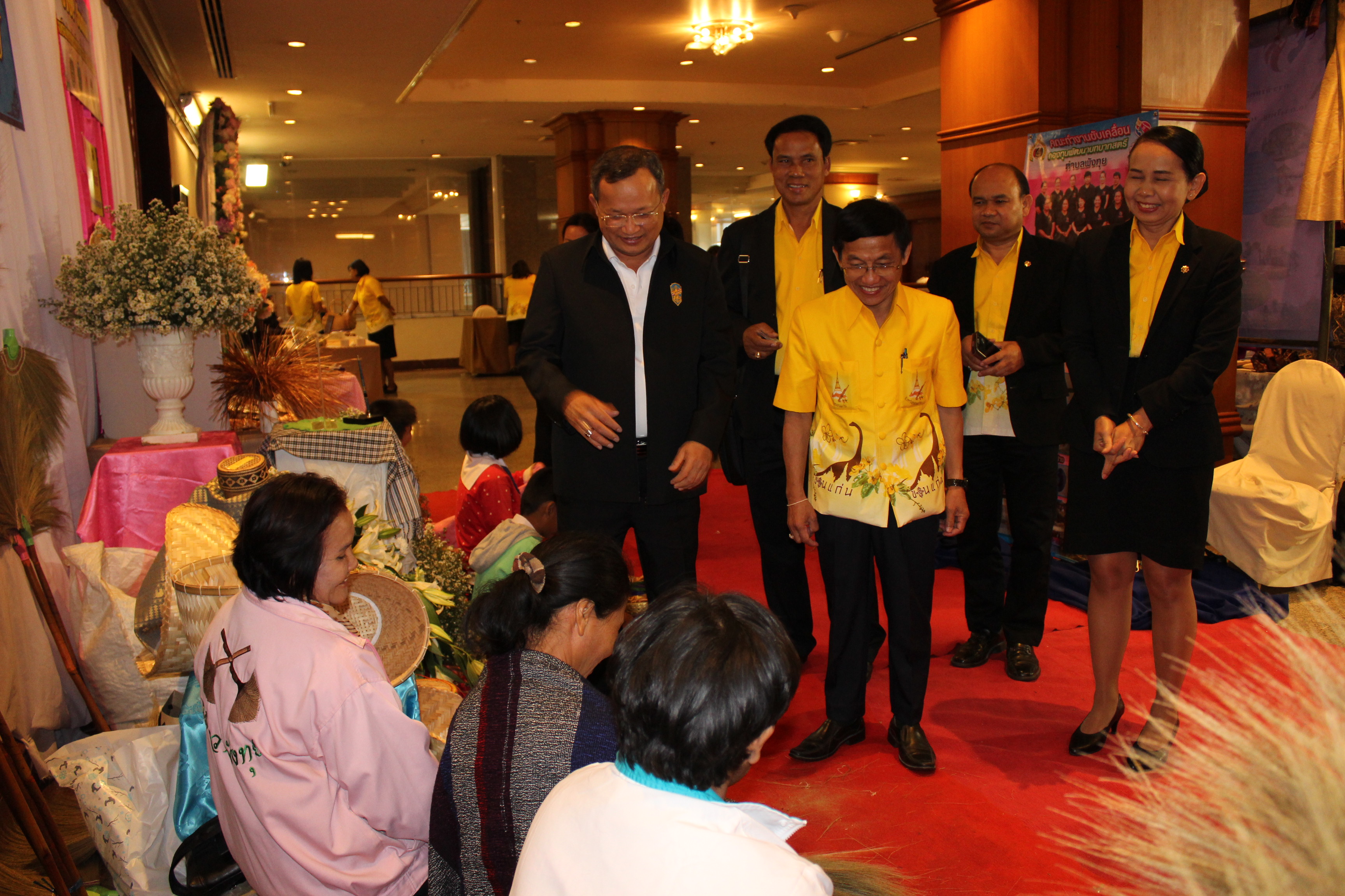 รองทวีป  บุตรโพธิ์ เยี่ยมชมนิทรรศการแสดงผลงานการ ดำเนินงานกองทุนพัฒนาบทบาทสตรี บริษัทประชารัฐรักสามัคคีขอนแก่น จำกัด  และ OTOP Junior