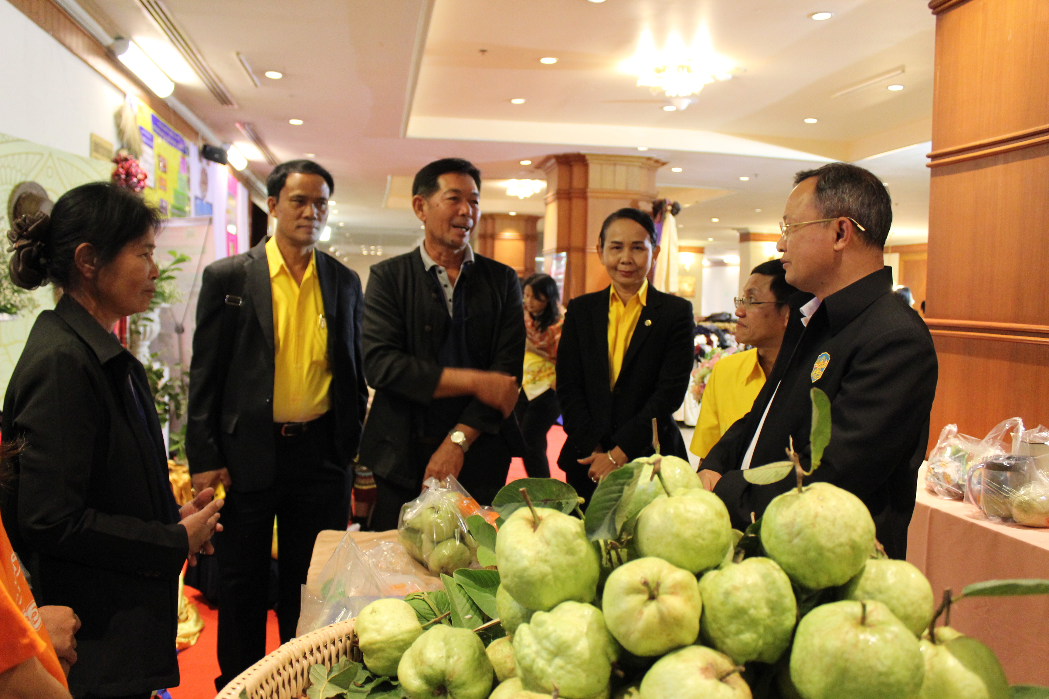รองทวีป  บุตรโพธิ์ เยี่ยมชมนิทรรศการแสดงผลงานการ ดำเนินงานกองทุนพัฒนาบทบาทสตรี บริษัทประชารัฐรักสามัคคีขอนแก่น จำกัด  และ OTOP Junior
