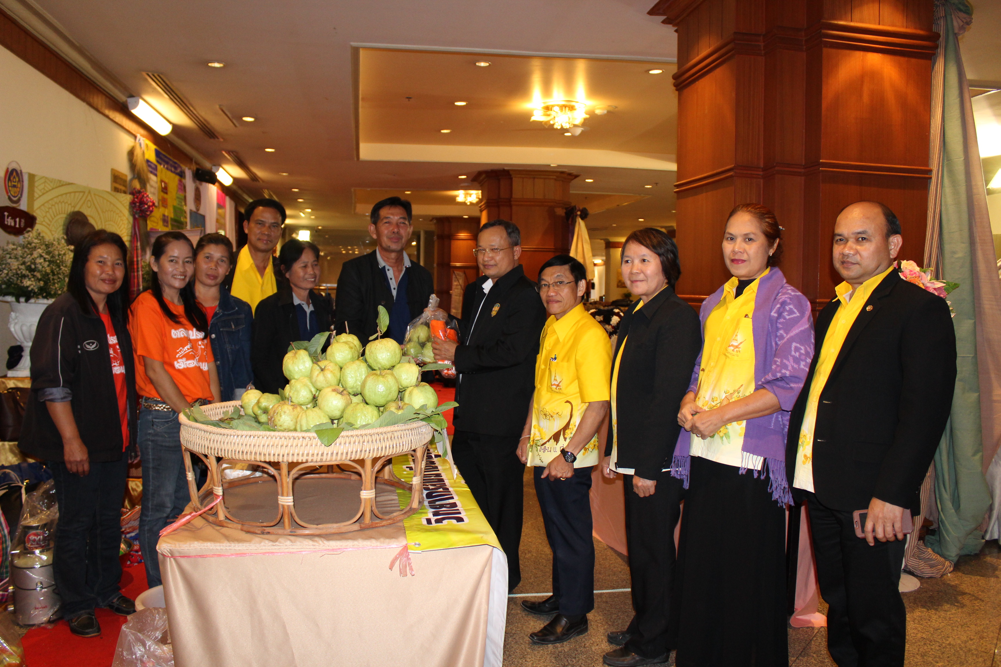 รองทวีป  บุตรโพธิ์ เยี่ยมชมนิทรรศการแสดงผลงานการ ดำเนินงานกองทุนพัฒนาบทบาทสตรี บริษัทประชารัฐรักสามัคคีขอนแก่น จำกัด  และ OTOP Junior