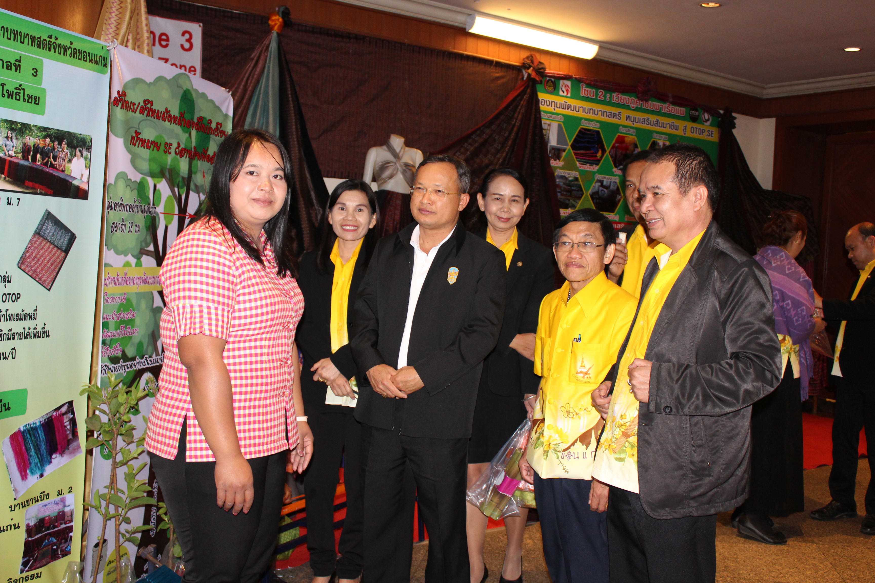 รองทวีป  บุตรโพธิ์ เยี่ยมชมนิทรรศการแสดงผลงานการ ดำเนินงานกองทุนพัฒนาบทบาทสตรี บริษัทประชารัฐรักสามัคคีขอนแก่น จำกัด  และ OTOP Junior