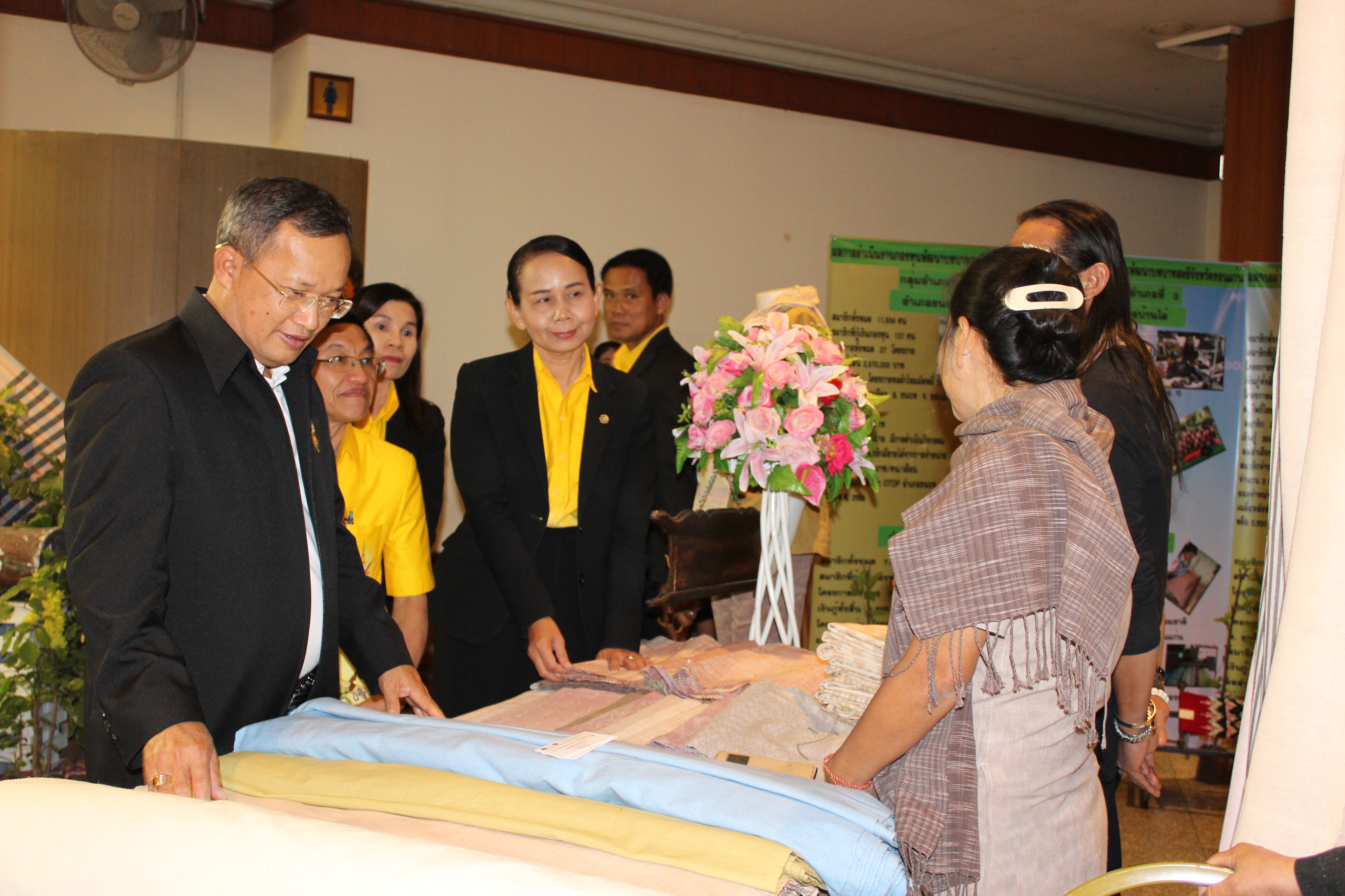 รองทวีป  บุตรโพธิ์ เยี่ยมชมนิทรรศการแสดงผลงานการ ดำเนินงานกองทุนพัฒนาบทบาทสตรี บริษัทประชารัฐรักสามัคคีขอนแก่น จำกัด  และ OTOP Junior