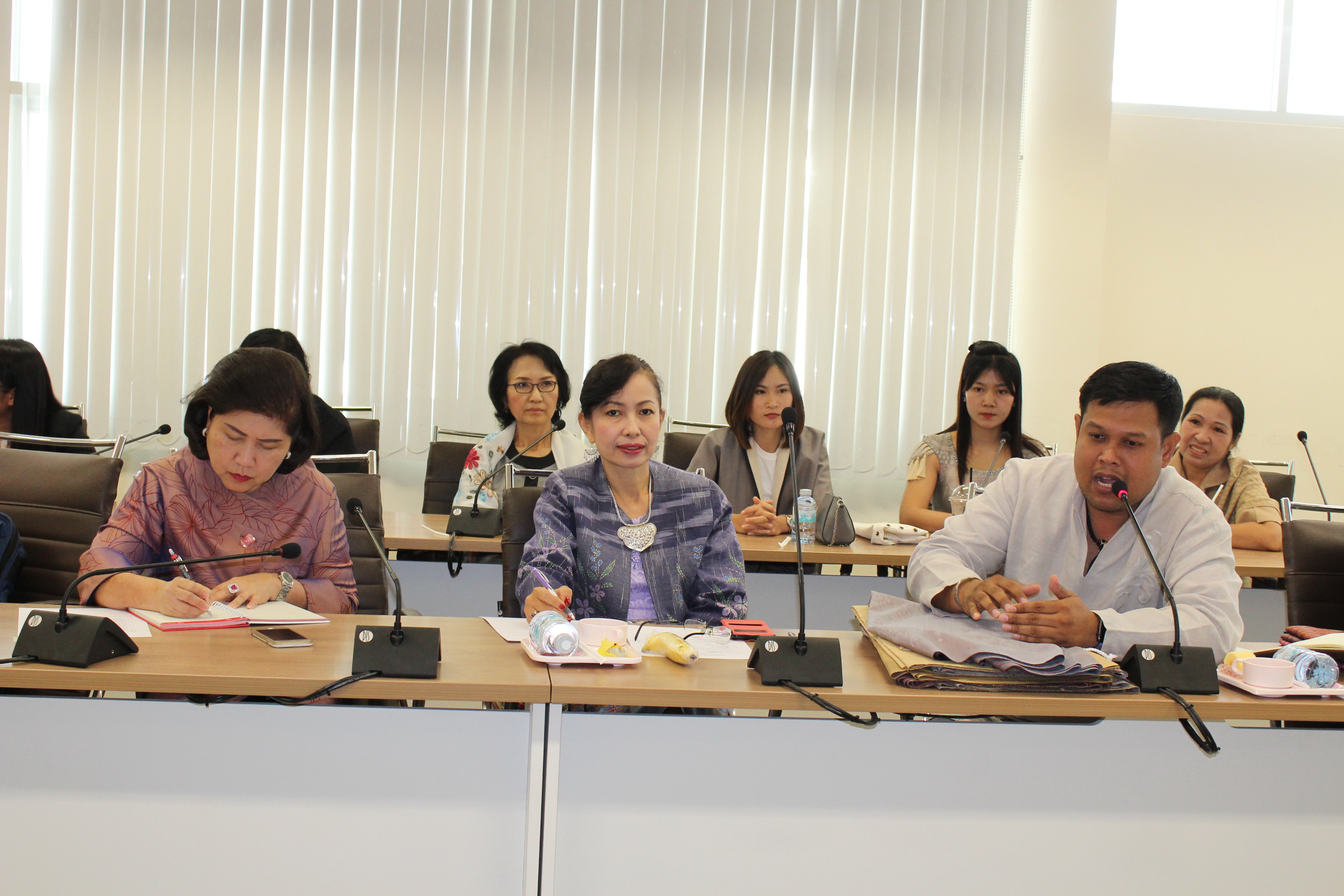 ภริยา ผวจ.ขอนแก่น ประชุมปรึกษาหารือแนวทาง    การพัฒนาผลิตภัณฑ์เด่น OTOP จังหวัดขอนแก่น