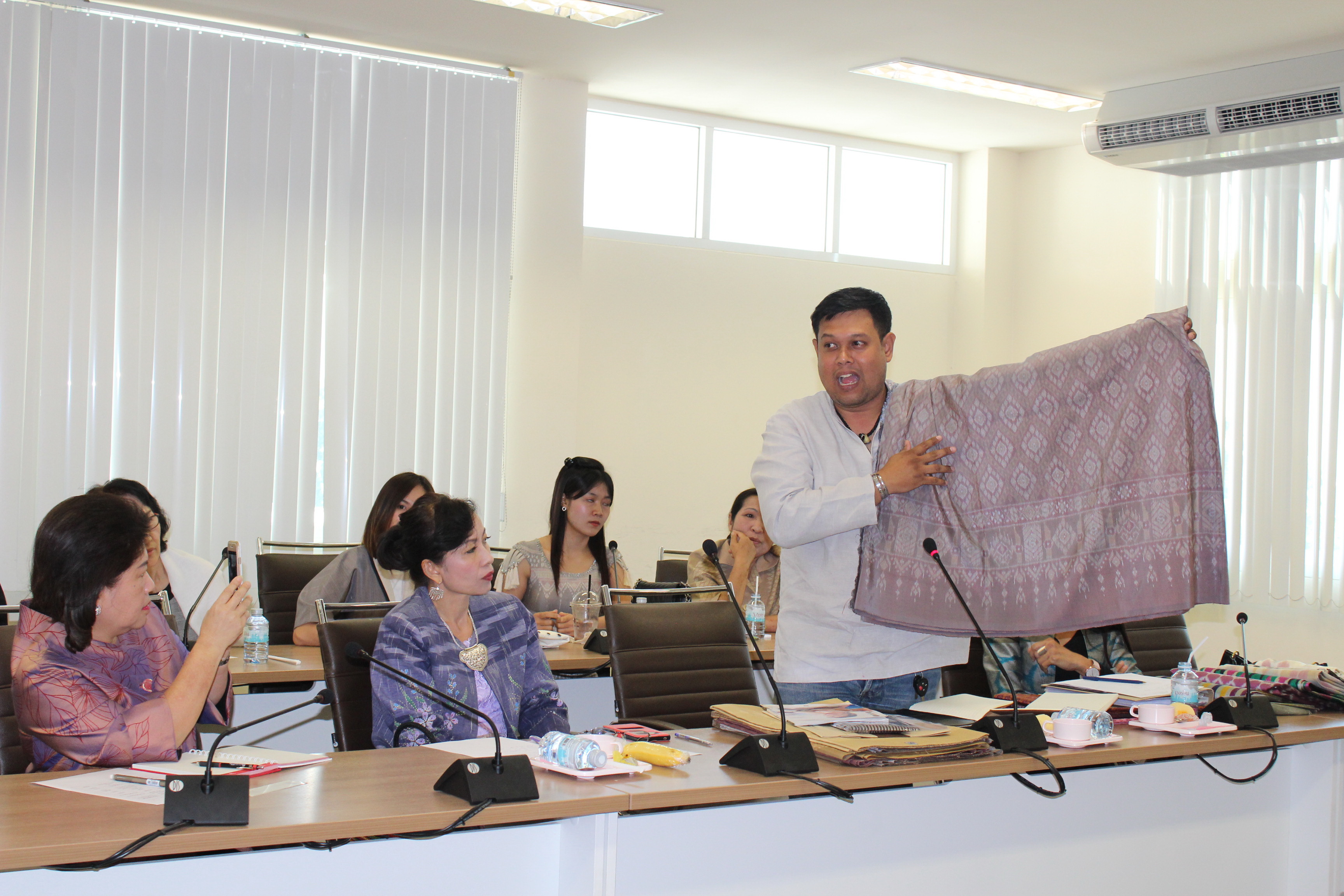 ภริยา ผวจ.ขอนแก่น ประชุมปรึกษาหารือแนวทาง    การพัฒนาผลิตภัณฑ์เด่น OTOP จังหวัดขอนแก่น