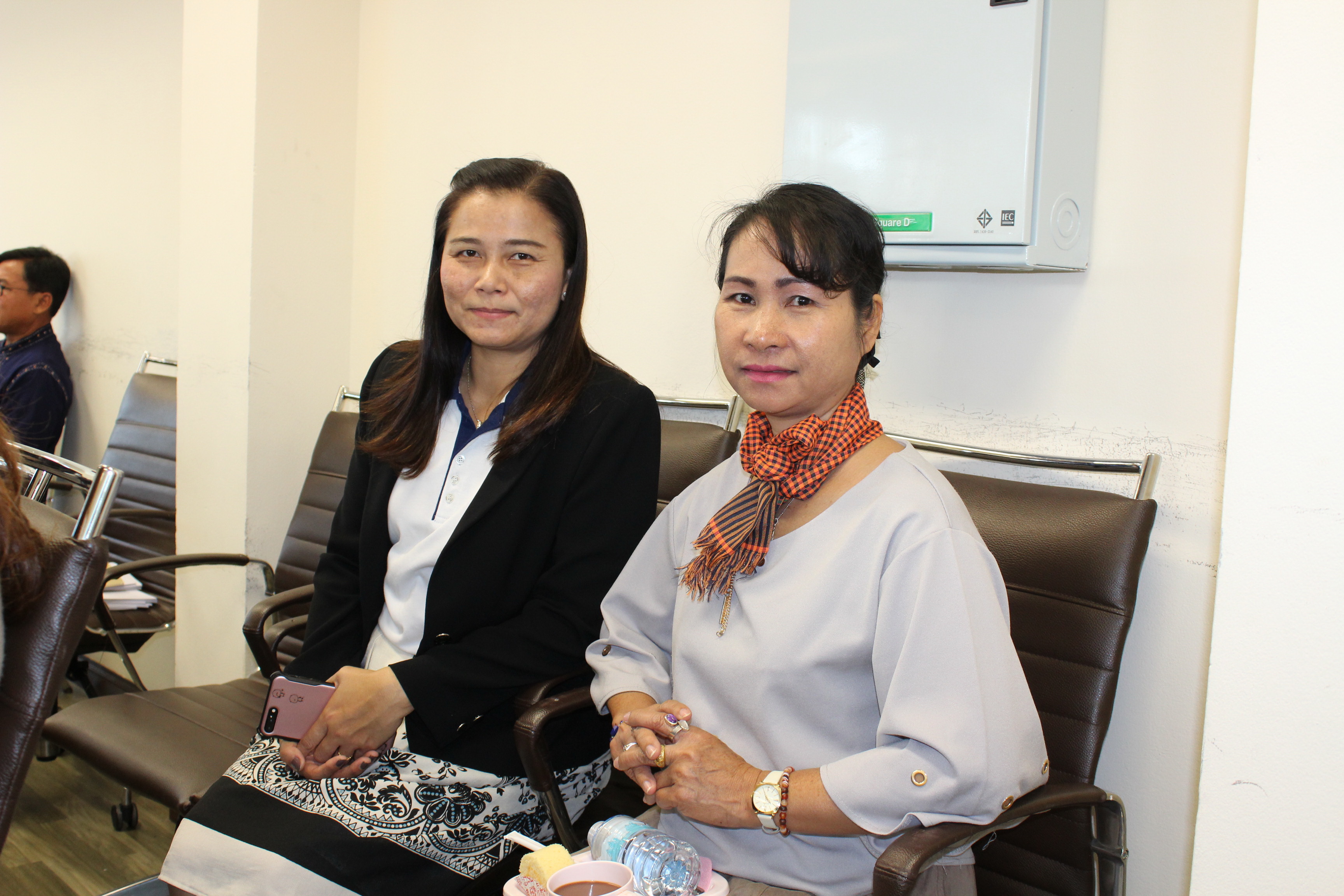ภริยา ผวจ.ขอนแก่น ประชุมปรึกษาหารือแนวทาง    การพัฒนาผลิตภัณฑ์เด่น OTOP จังหวัดขอนแก่น