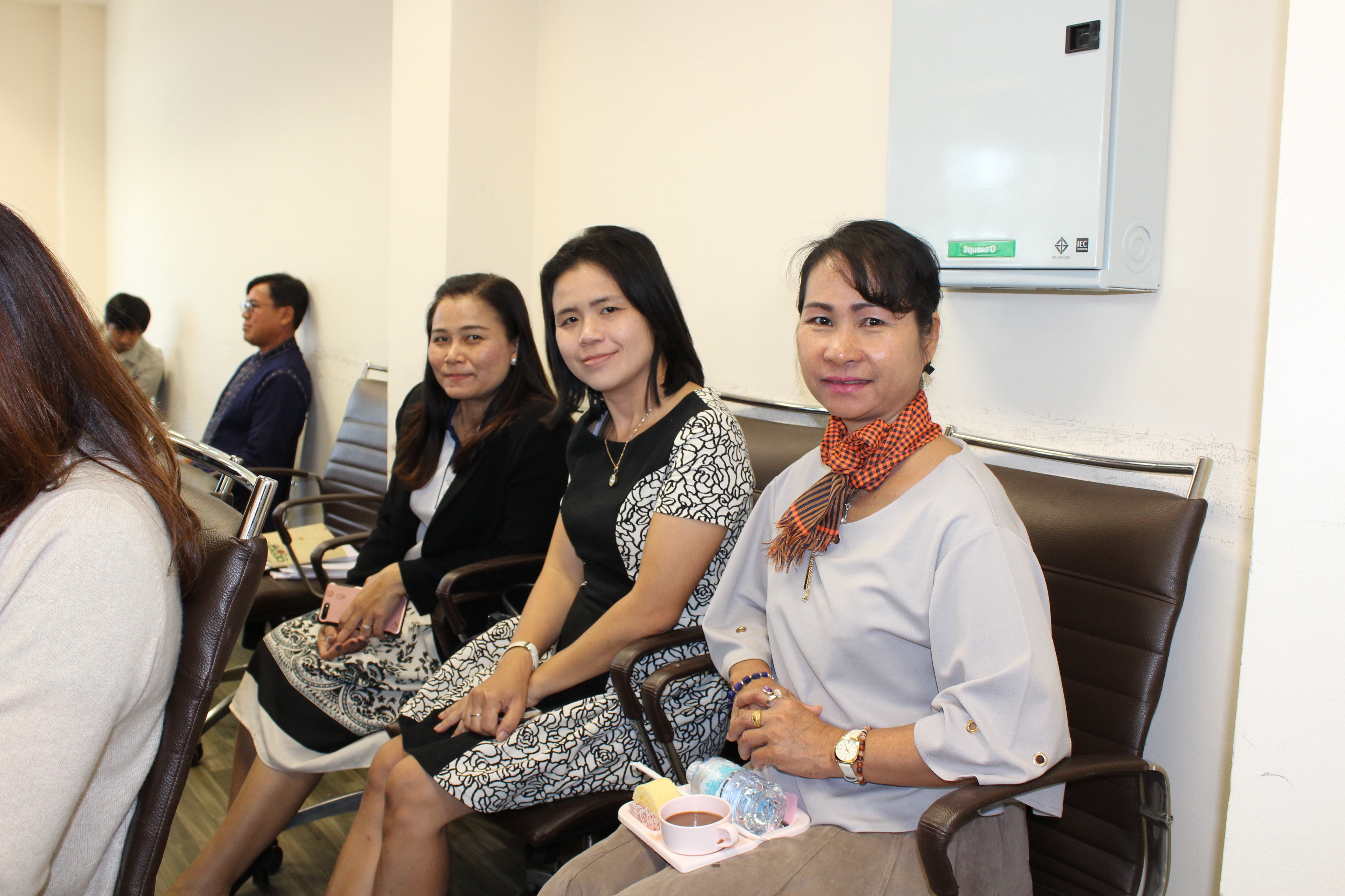 ภริยา ผวจ.ขอนแก่น ประชุมปรึกษาหารือแนวทาง    การพัฒนาผลิตภัณฑ์เด่น OTOP จังหวัดขอนแก่น