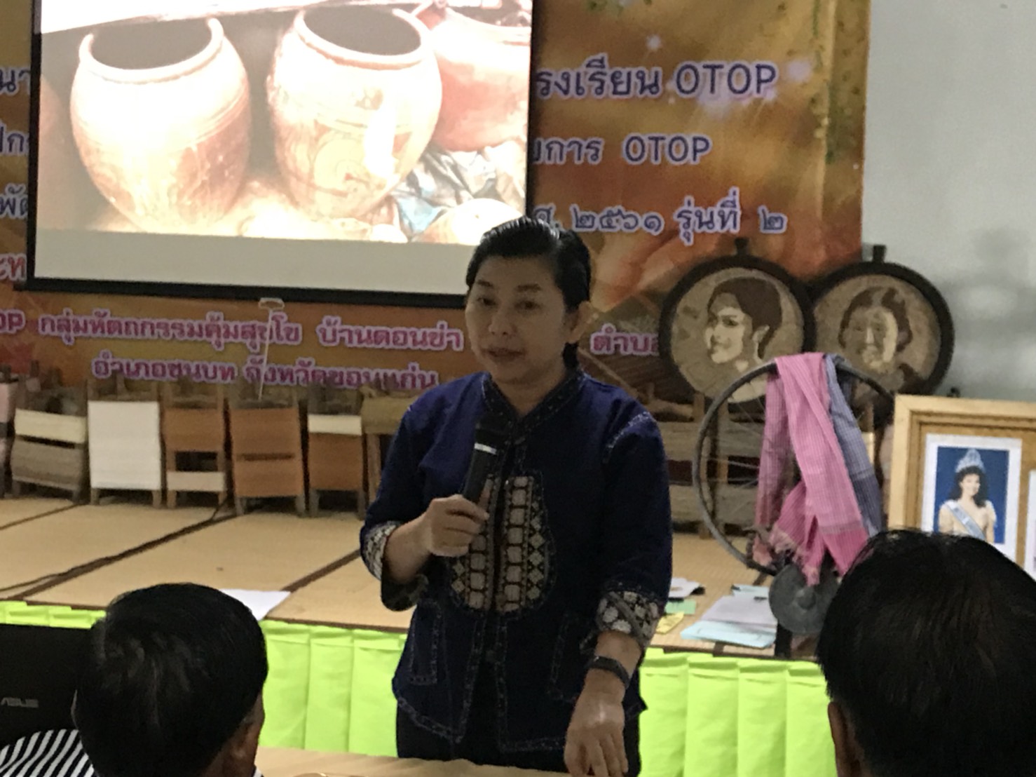 “ภริยา  ผู้ว่าฯขอนแก่น เยี่ยมและให้กำลังใจผู้เข้าพัฒนายกระดับผลิตภัณฑ์ OTOP โดยโรงเรียน OTOP รุ่นที่ 2”