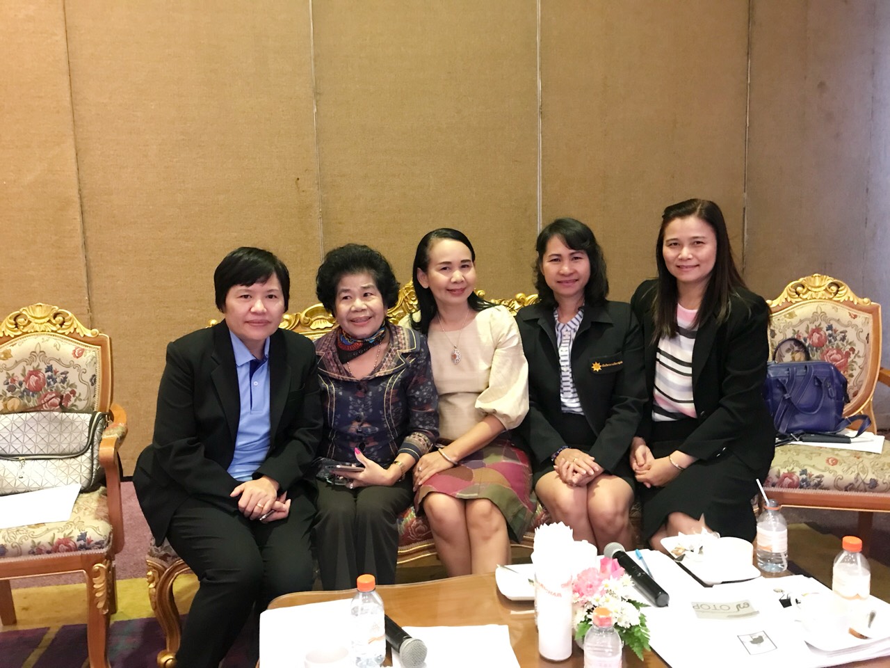 “หัวหน้ากลุ่มงานส่งเสริมการพัฒนาชุมชน  เป็นวิทยากร โครงการอบรมและศึกษาดูงานด้านอาชีพแก่ประชาชนตำบลบางพลีใหญ่ จ.สมุทรปราการ  ณ โรงแรมเจริญธานี   ขอนแก่น”