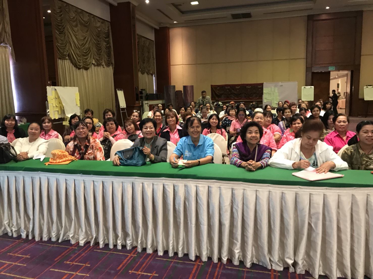 “หัวหน้ากลุ่มงานส่งเสริมการพัฒนาชุมชน  เป็นวิทยากร โครงการอบรมและศึกษาดูงานด้านอาชีพแก่ประชาชนตำบลบางพลีใหญ่ จ.สมุทรปราการ  ณ โรงแรมเจริญธานี   ขอนแก่น”