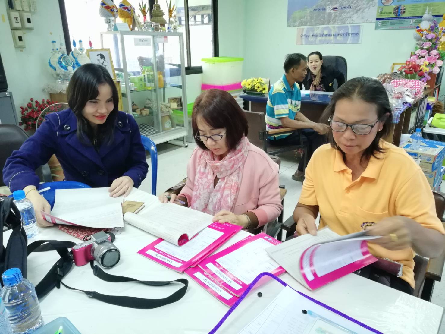 7 ก.พ.2561 .นายธีรเชษฐ  สอนปะละ พัฒนาการจังหวัดขอนแก่น​มอบหมายให้​ นางศิริพร​ พุทธิมา นักวิชาการกลุ่มงานสารสนเทศฯ ติดตามการจัดเก็บข้อมูล​ จปฐ.