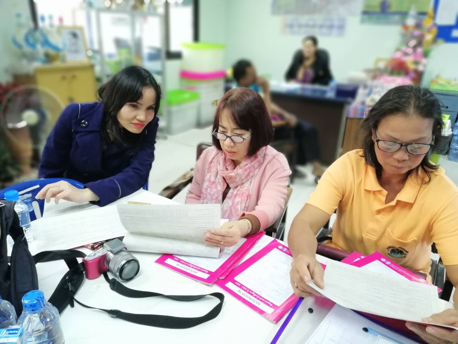 7 ก.พ.2561 .นายธีรเชษฐ  สอนปะละ พัฒนาการจังหวัดขอนแก่น​มอบหมายให้​ นางศิริพร​ พุทธิมา นักวิชาการกลุ่มงานสารสนเทศฯ ติดตามการจัดเก็บข้อมูล​ จปฐ.