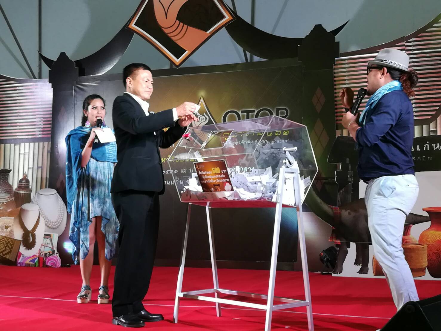นายสันติ  เหล่าบุญเสงี่ยม  รองผู้ว่าราชการจังหวัดขอนแก่น    ให้เกียรติ จับสลาก มอบรางวัลสร้อยคอทองคำ น้ำหนัก 1 สลึง  จำนวน 1 เส้น   ให้แก่ผู้ซื้อสินค้าในงาน     “ ช้อป   ฟิน   กิน   เที่ยว   ครบจบที่เดียว OTOP    ภูมิภาค ขอนแก่น