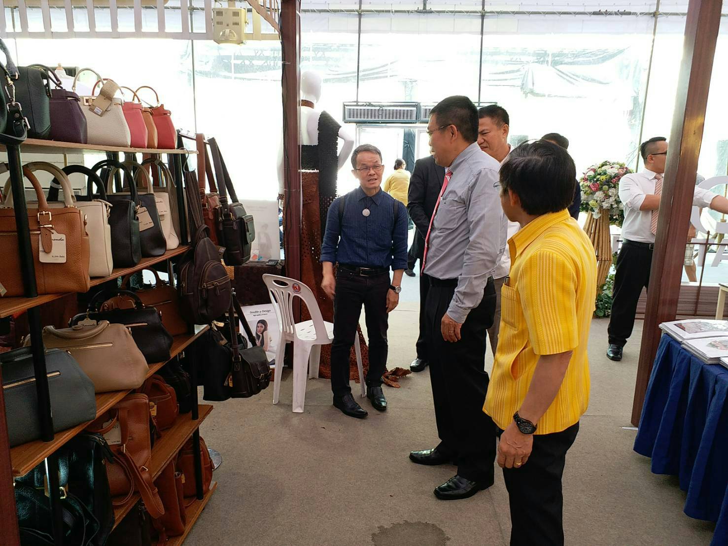 ผู้ว่าราชการจังหวัดขอนแก่น เยี่ยมให้กำลังใจ ผู้ประกอบการ OTOP ที่จำหน่ายสินค้าในงาน ช้อป ฟิน กิน เที่ยว ครบจบที่เดียว OTOP ภูมิภาคขอนแก่น