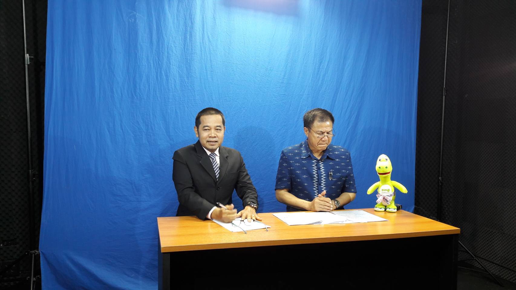 วันนี้(7 มี.ค.61)เวลา 0900 น.  ดร.สมศักดิ์ จังตระกุล ผวจ.ขก. มอบหมายให้ นายสันติ เหล่าบุญเสงี่ยม รอง ผวจ.ขก. บันทึกรายการสดทาง “Facebook PR.khonkaen”