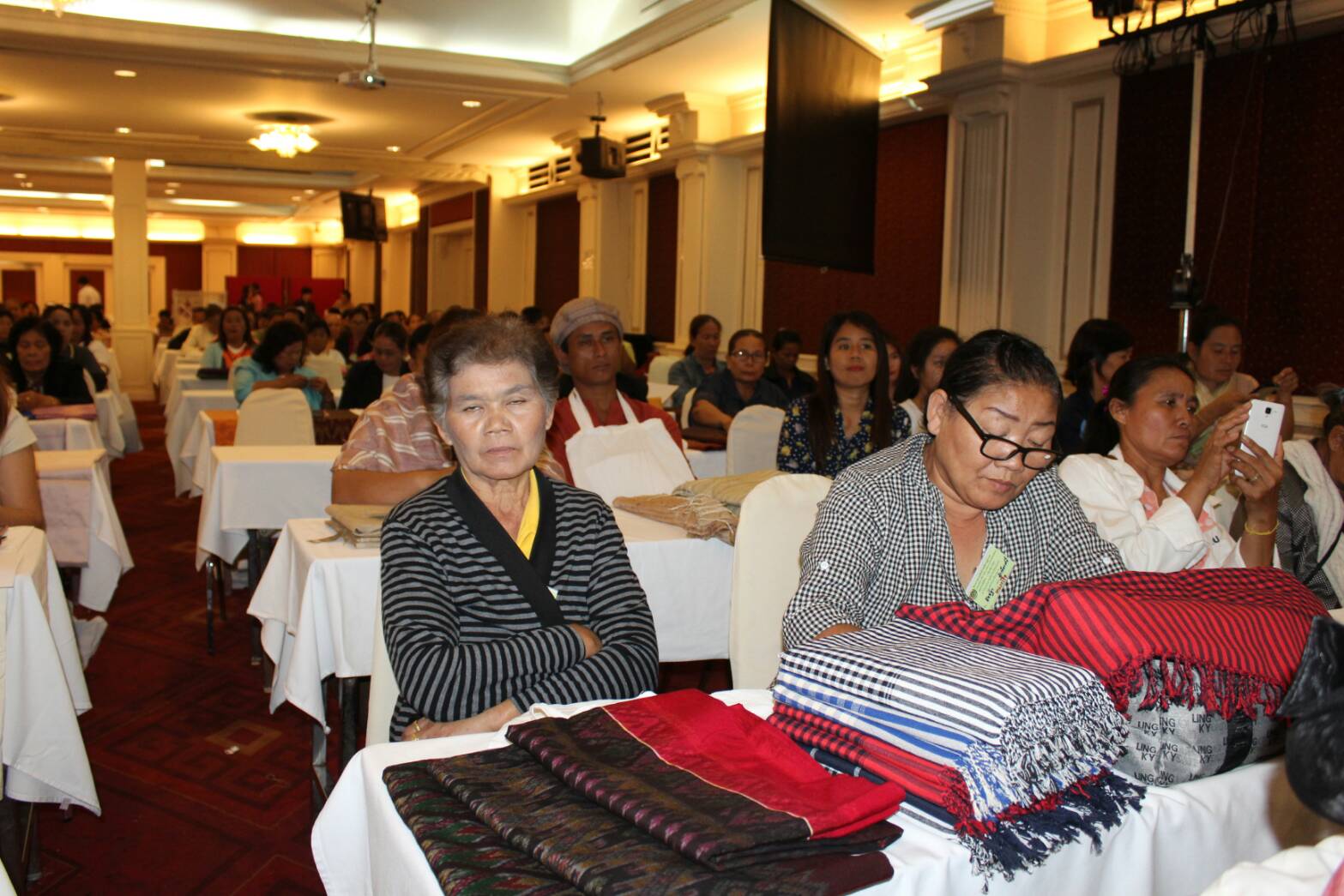 ขอนแก่น ประชุมเชิงปฏิบัติการให้ความรู้ในการพัฒนายกระดับผลิตภัณฑ์ผ้าทอ