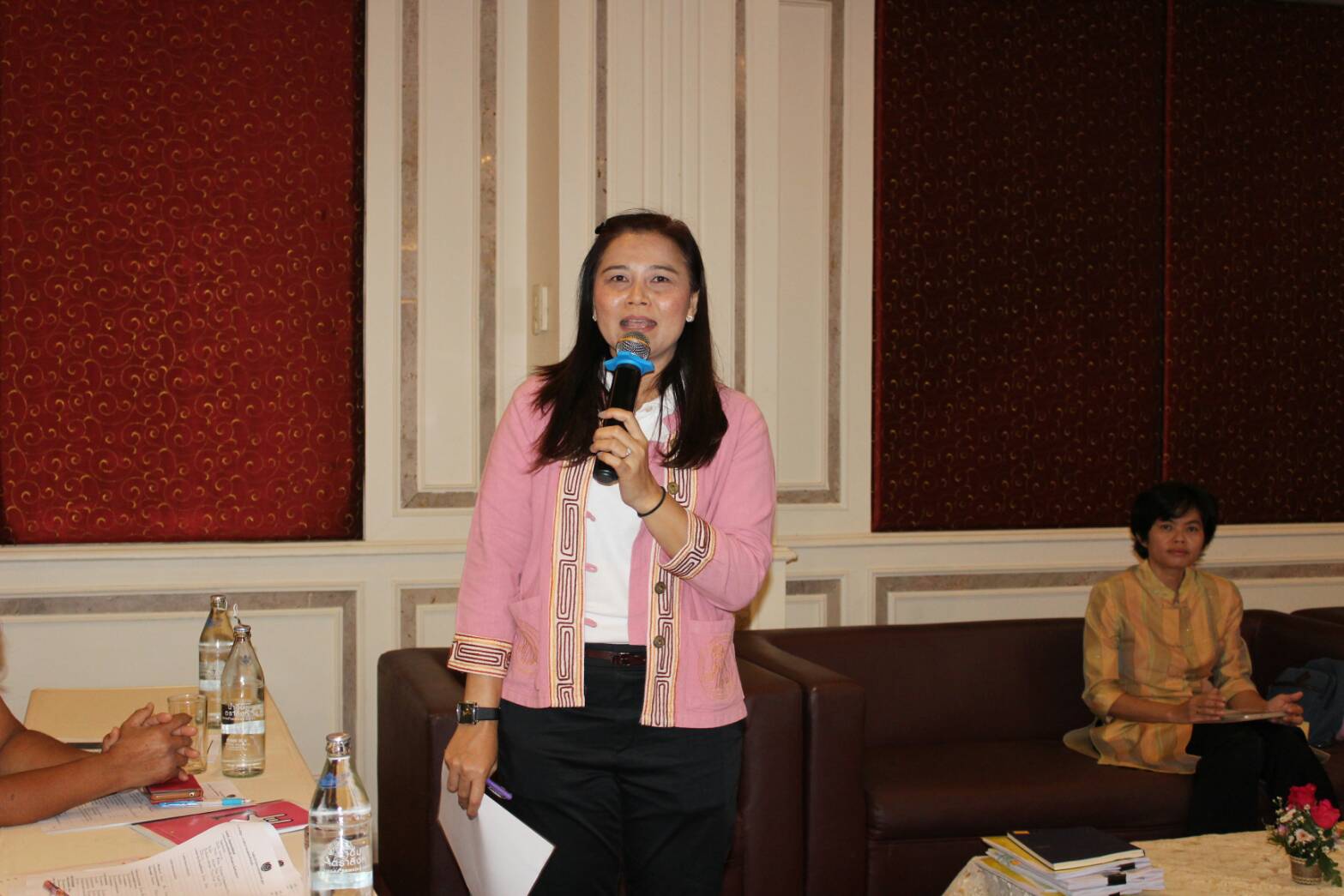ขอนแก่น ประชุมเชิงปฏิบัติการให้ความรู้ในการพัฒนายกระดับผลิตภัณฑ์ผ้าทอ