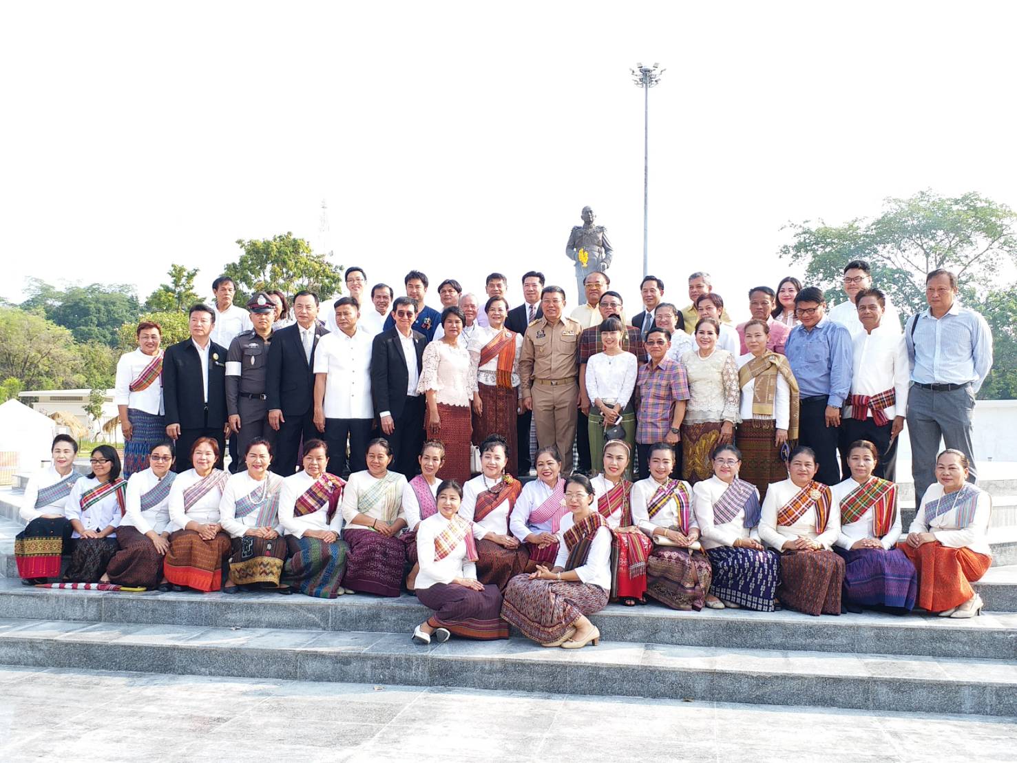 พัฒนาการจังหวัดขอนแก่น ร่วมพิธีบวงสรวงอนุสาวรีย์จอมพลสฤษดิ์ ธนะรัชต์ เพื่อความเป็นสิริมงคลและเตรียมความพร้อมการจัดงาน เสน่ห์อีสาน ย้อนวันวาน สืบสานวัฒนธรรมไทย
