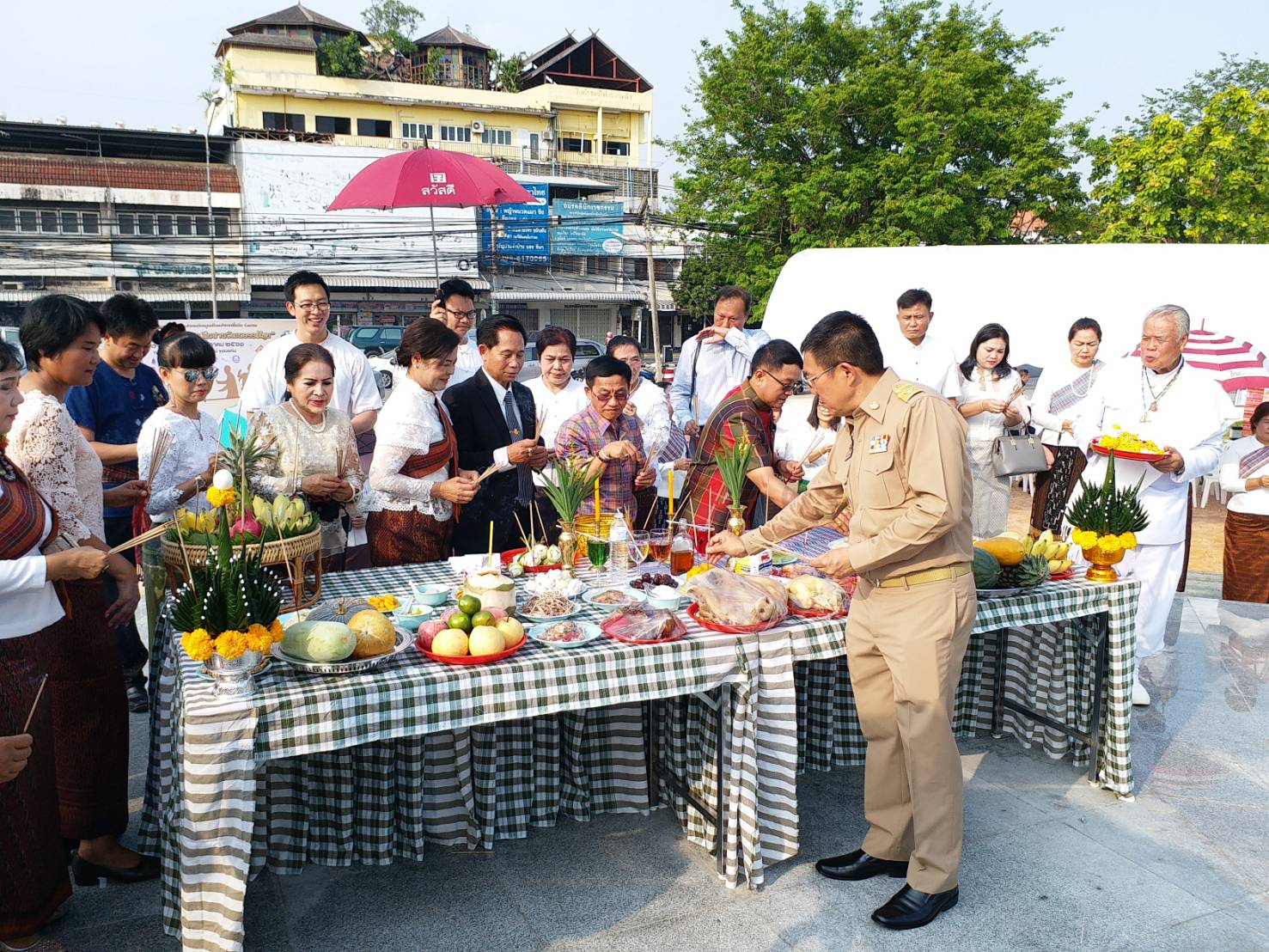 พัฒนาการจังหวัดขอนแก่น ร่วมพิธีบวงสรวงอนุสาวรีย์จอมพลสฤษดิ์ ธนะรัชต์ เพื่อความเป็นสิริมงคลและเตรียมความพร้อมการจัดงาน เสน่ห์อีสาน ย้อนวันวาน สืบสานวัฒนธรรมไทย