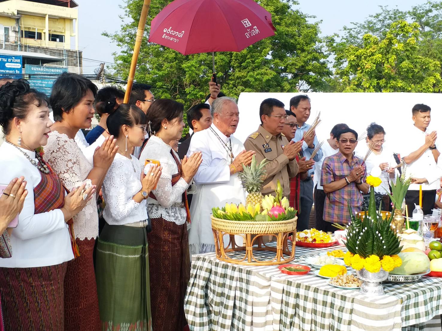 พัฒนาการจังหวัดขอนแก่น ร่วมพิธีบวงสรวงอนุสาวรีย์จอมพลสฤษดิ์ ธนะรัชต์ เพื่อความเป็นสิริมงคลและเตรียมความพร้อมการจัดงาน เสน่ห์อีสาน ย้อนวันวาน สืบสานวัฒนธรรมไทย