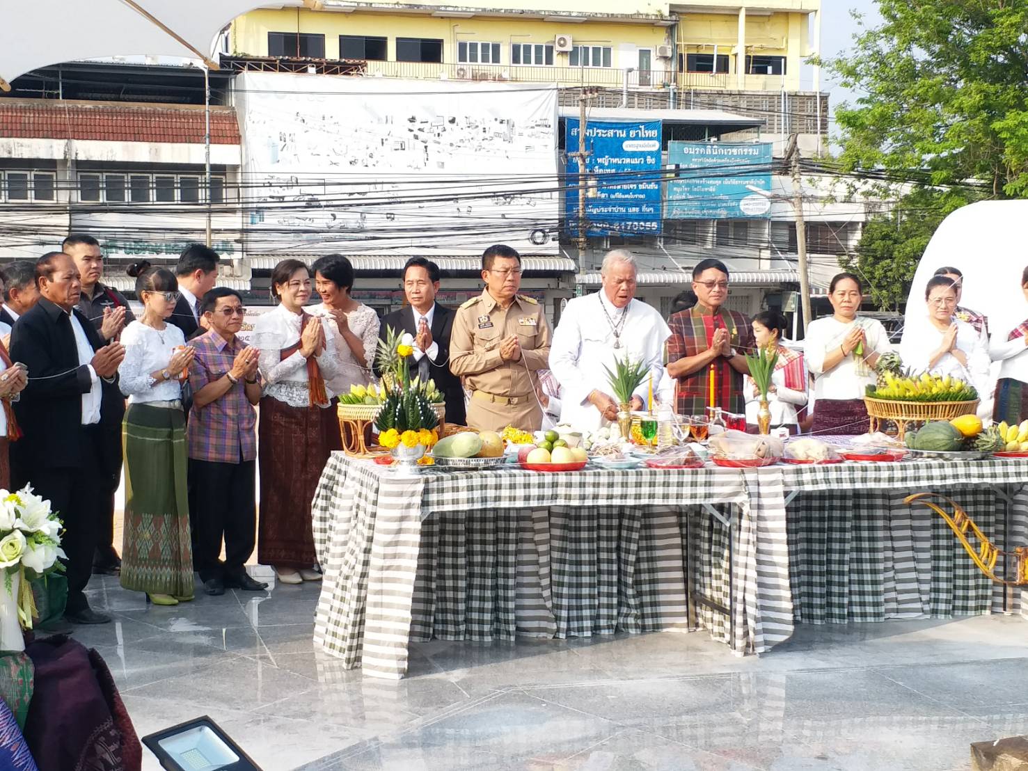พัฒนาการจังหวัดขอนแก่น ร่วมพิธีบวงสรวงอนุสาวรีย์จอมพลสฤษดิ์ ธนะรัชต์ เพื่อความเป็นสิริมงคลและเตรียมความพร้อมการจัดงาน เสน่ห์อีสาน ย้อนวันวาน สืบสานวัฒนธรรมไทย