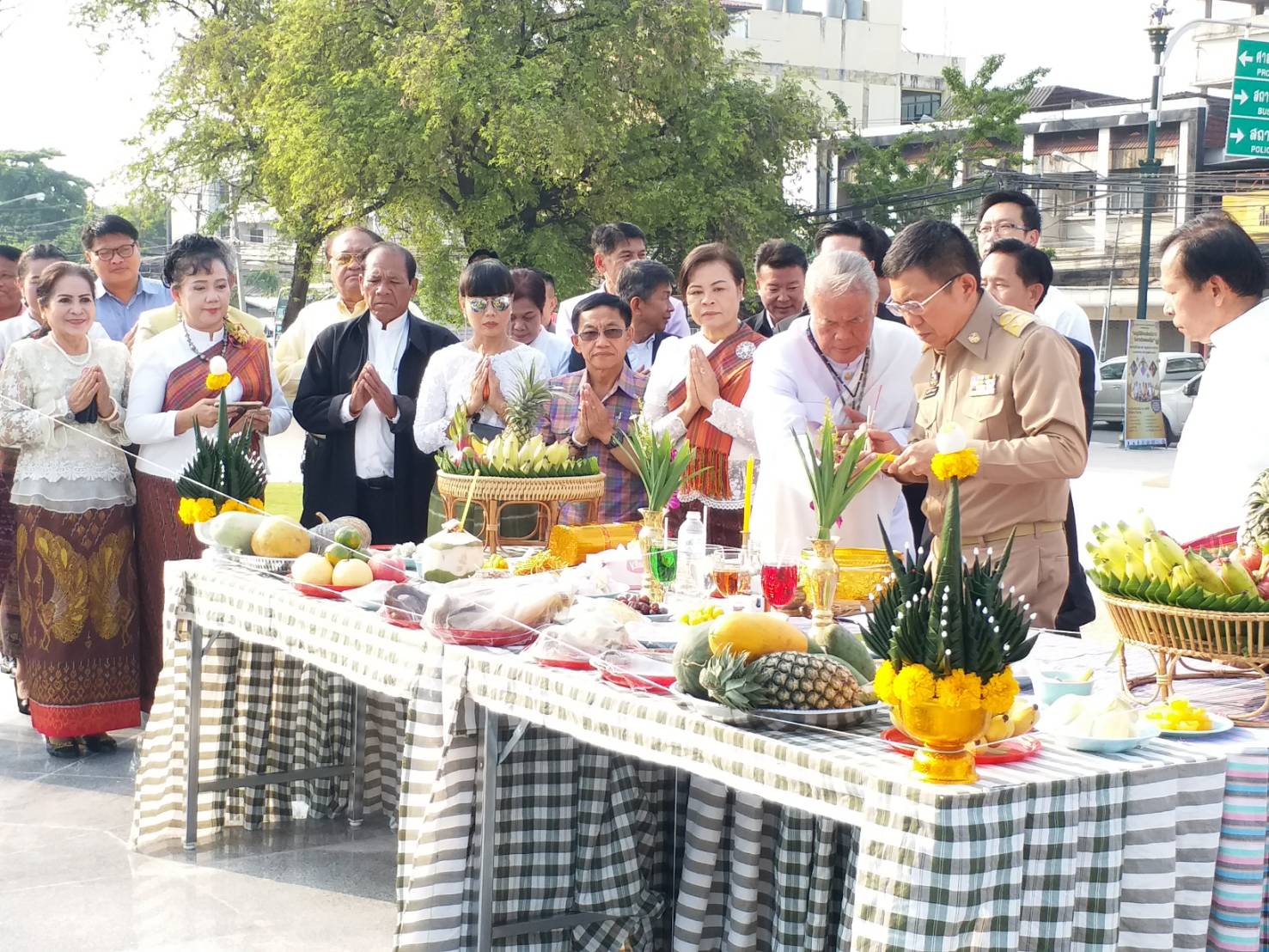 พัฒนาการจังหวัดขอนแก่น ร่วมพิธีบวงสรวงอนุสาวรีย์จอมพลสฤษดิ์ ธนะรัชต์ เพื่อความเป็นสิริมงคลและเตรียมความพร้อมการจัดงาน เสน่ห์อีสาน ย้อนวันวาน สืบสานวัฒนธรรมไทย