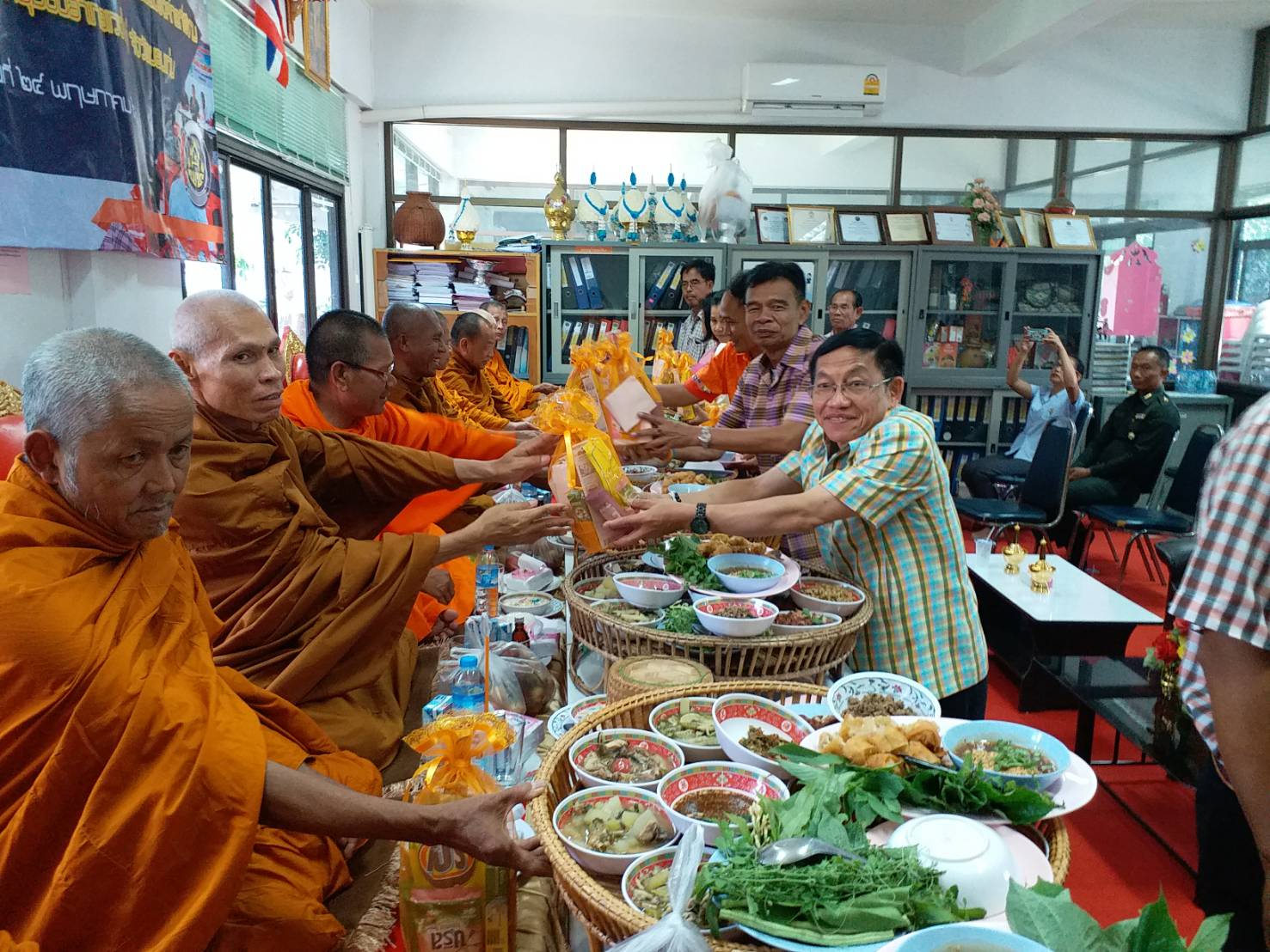 พัฒนาการจังหวัดขอนแก่น ร่วมทำบุญถวายภัตตาหารเพล ตามโครงการส่งเสริมคุณธรรม จริยธรรม เจ้าหน้าที่พัฒนาชุมชน  ณ อำเภอแวงใหญ่