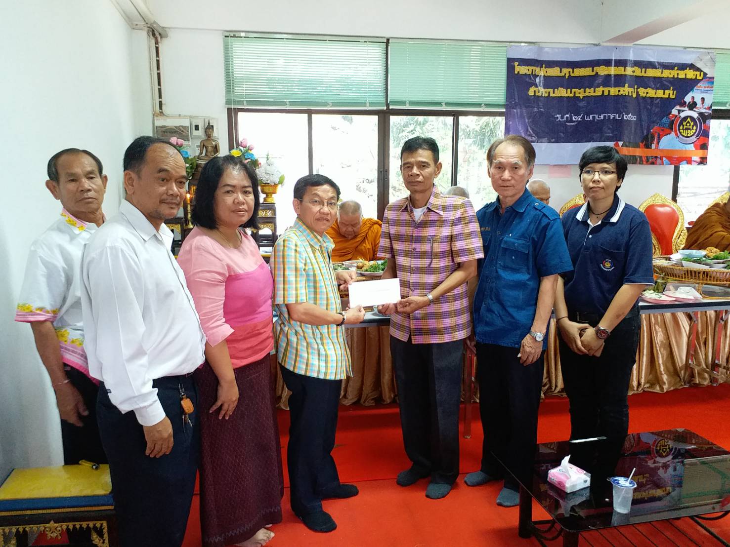 พัฒนาการจังหวัดขอนแก่น ร่วมทำบุญถวายภัตตาหารเพล ตามโครงการส่งเสริมคุณธรรม จริยธรรม เจ้าหน้าที่พัฒนาชุมชน  ณ อำเภอแวงใหญ่