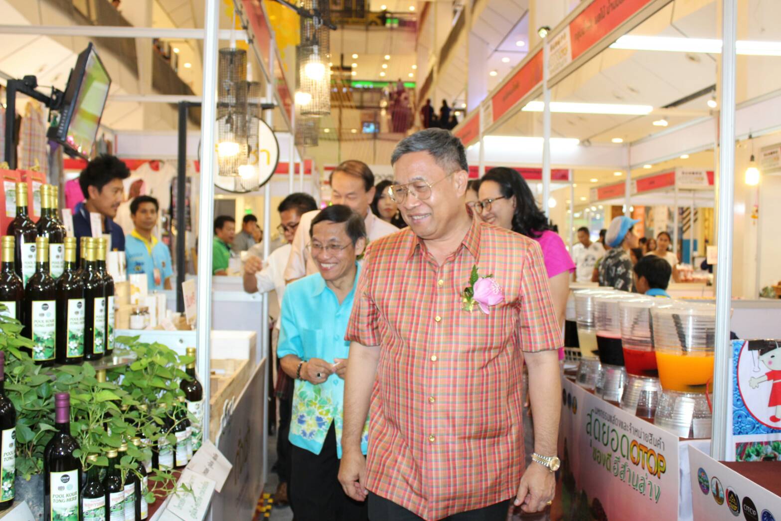 ?พัฒนาการจังหวัดขอนแก่น กล่าวต้อนรับ แขกผู้มีเกียรติในพิธีเปิดงาน “สุดยอด OTOP ของดีอีสานล่าง”?