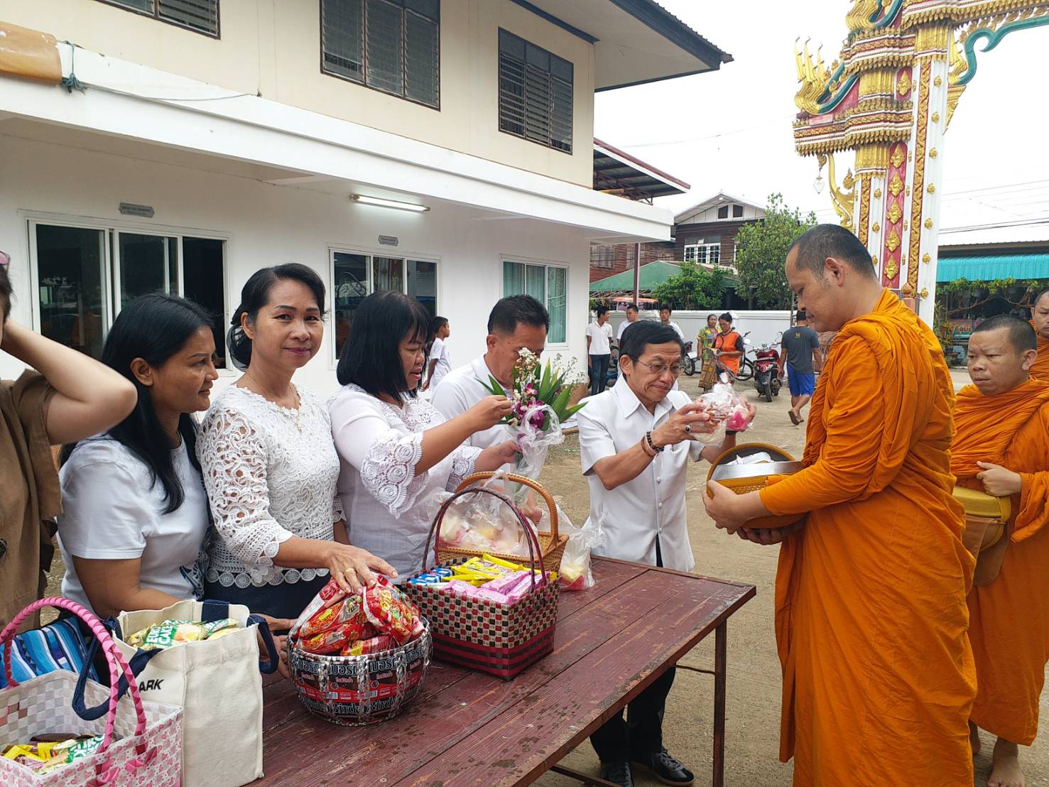 พจ.ขอนแก่น ร่วมทำบุญตักบาตรเข้าวัดปฏิบัติธรรม ร่วมกับ พก.109