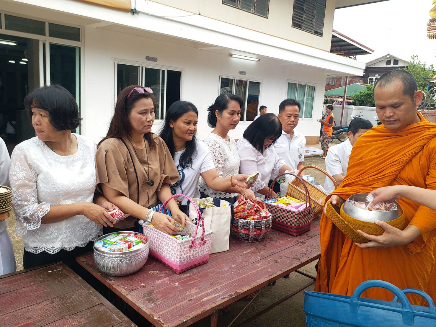 พจ.ขอนแก่น ร่วมทำบุญตักบาตรเข้าวัดปฏิบัติธรรม ร่วมกับ พก.109