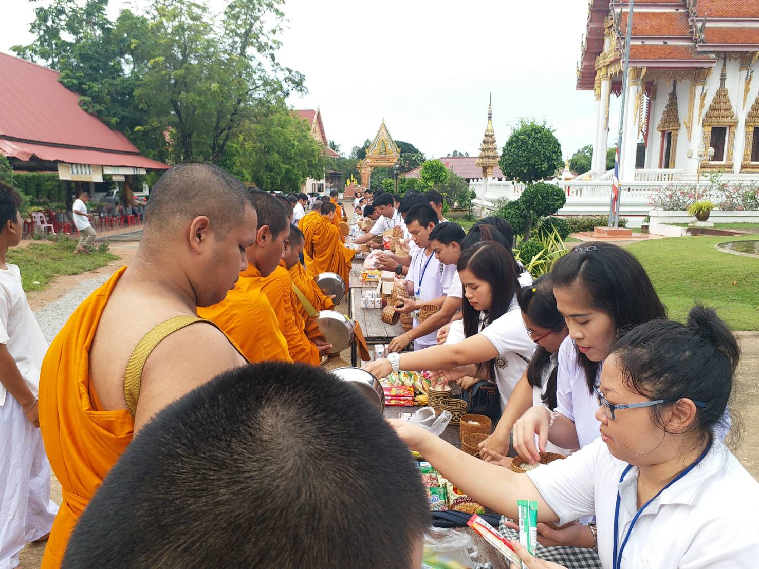 พจ.ขอนแก่น ร่วมทำบุญตักบาตรเข้าวัดปฏิบัติธรรม ร่วมกับ พก.109