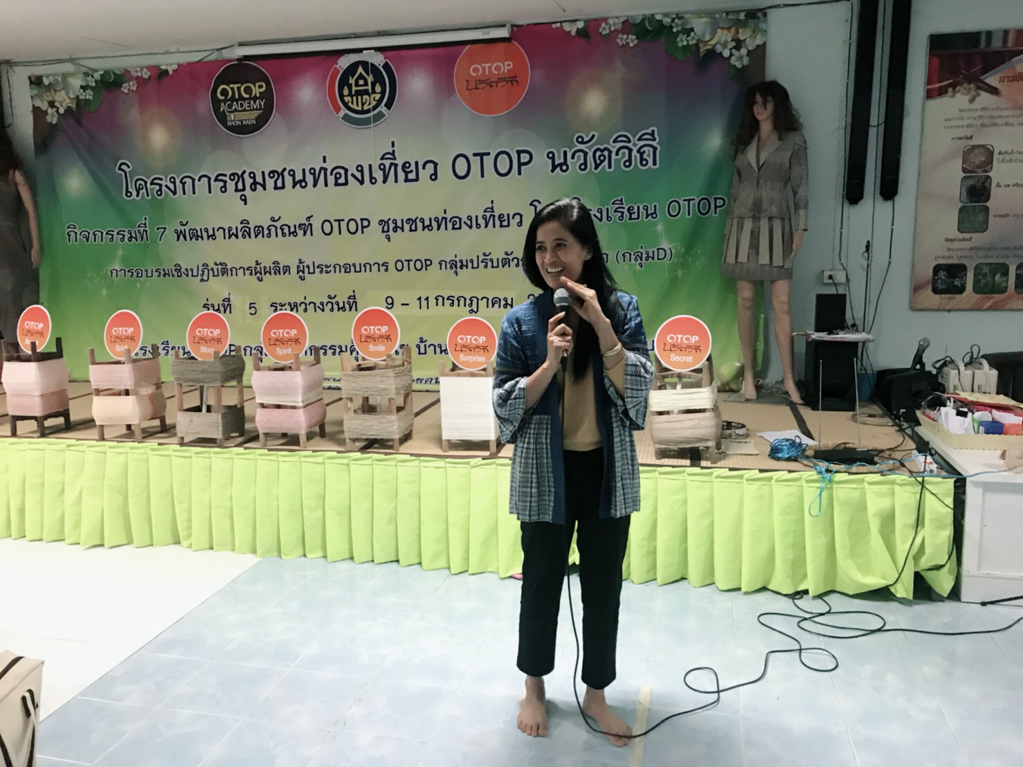 ?เจ้าหน้าที่กรมการพัฒนาชุมชน ติดตาม สนับสนุน โครงการชุมชนท่องเที่ยว OTOP นวัตวิถี กิจกรรมที่ 7 พัฒนาผลิตภัณฑ์ OTOP ชุมชนท่องเที่ยว โดยโรงเรียน OTOP ?
