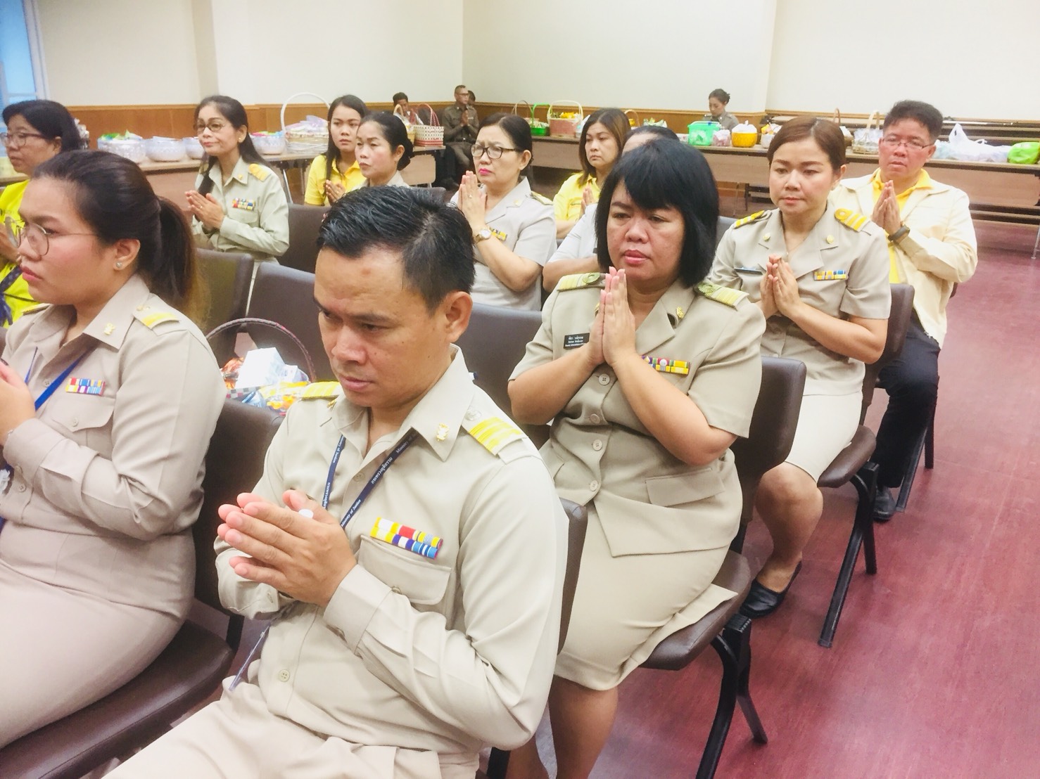 พช.ขอนแก่น ร่วมทำบุญตักบาตร ทวยราษฎร์ถวายพระพร