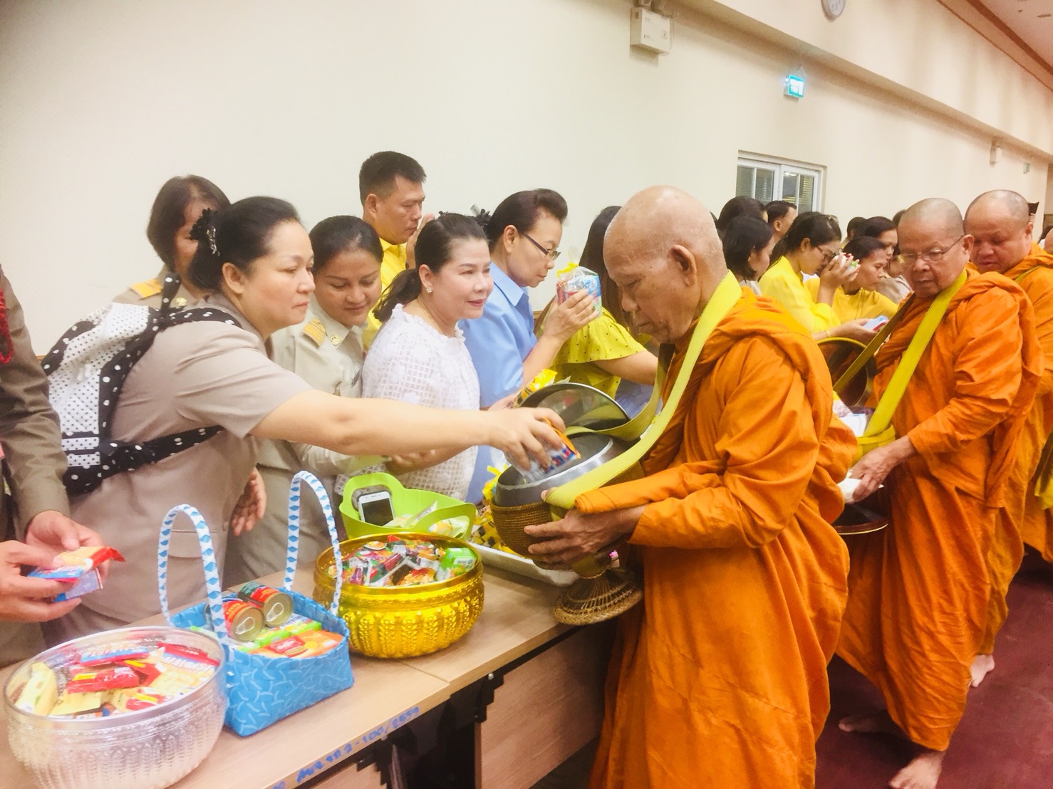 พช.ขอนแก่น ร่วมทำบุญตักบาตร ทวยราษฎร์ถวายพระพร