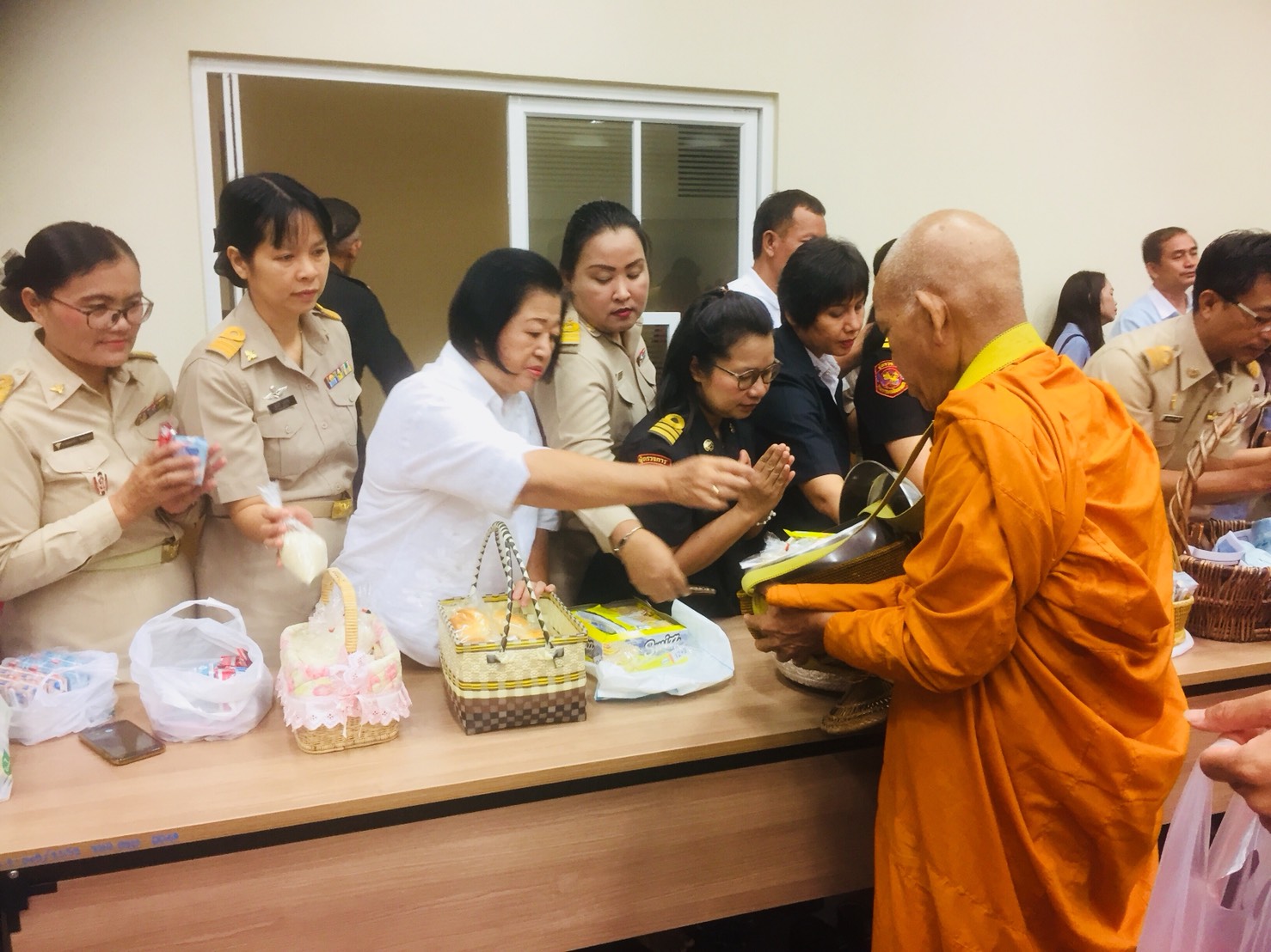 พช.ขอนแก่น ร่วมทำบุญตักบาตร ทวยราษฎร์ถวายพระพร