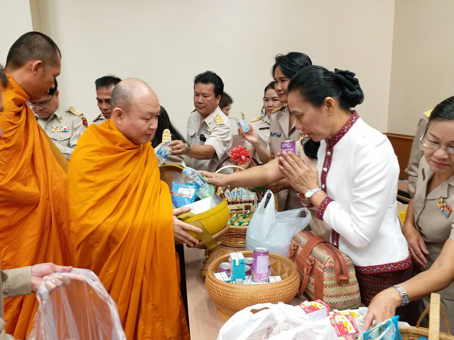 พช.ขอนแก่น ร่วมทำบุญตักบาตร ทวยราษฎร์ถวายพระพร
