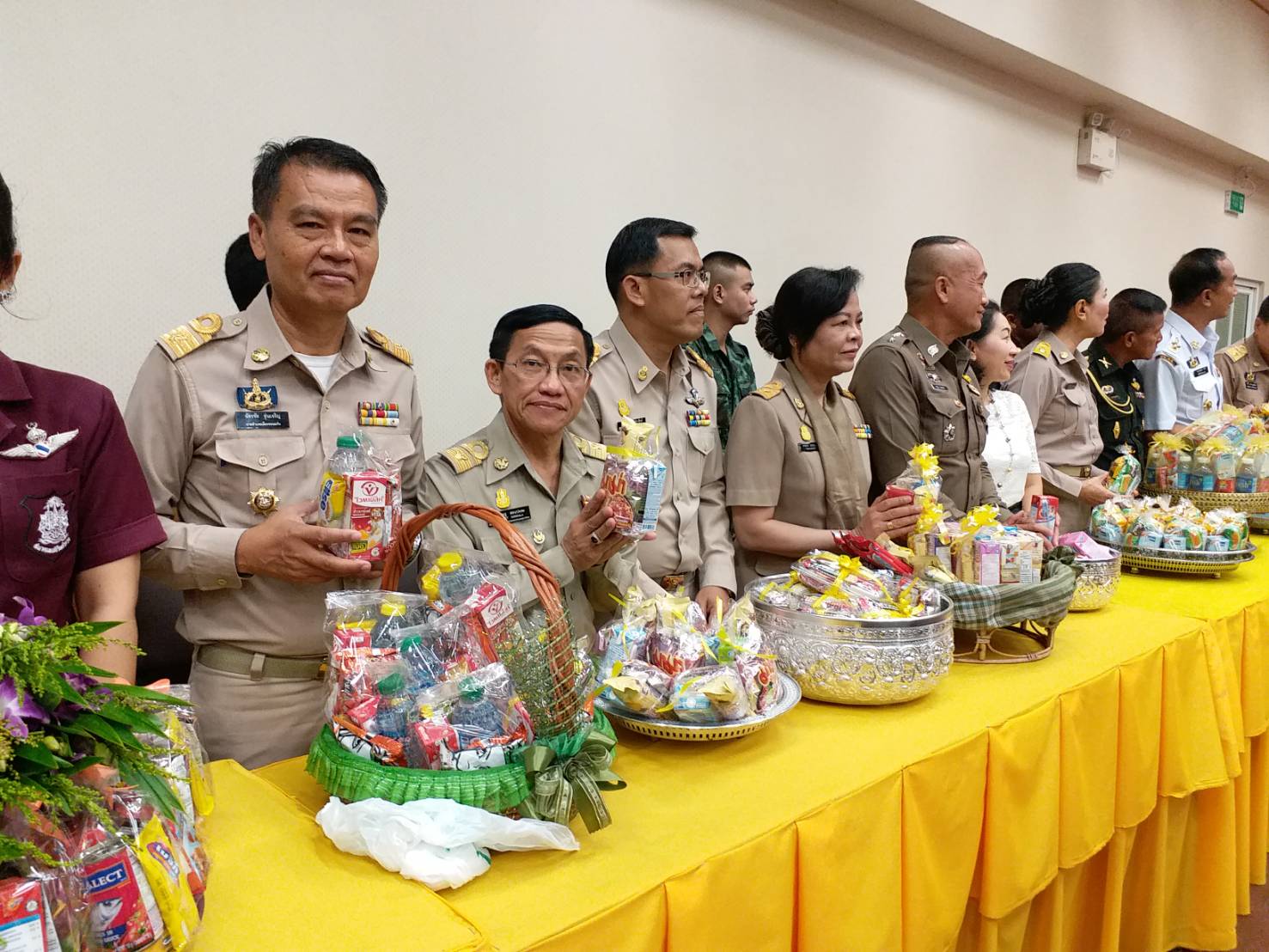 พช.ขอนแก่น ร่วมทำบุญตักบาตร ทวยราษฎร์ถวายพระพร