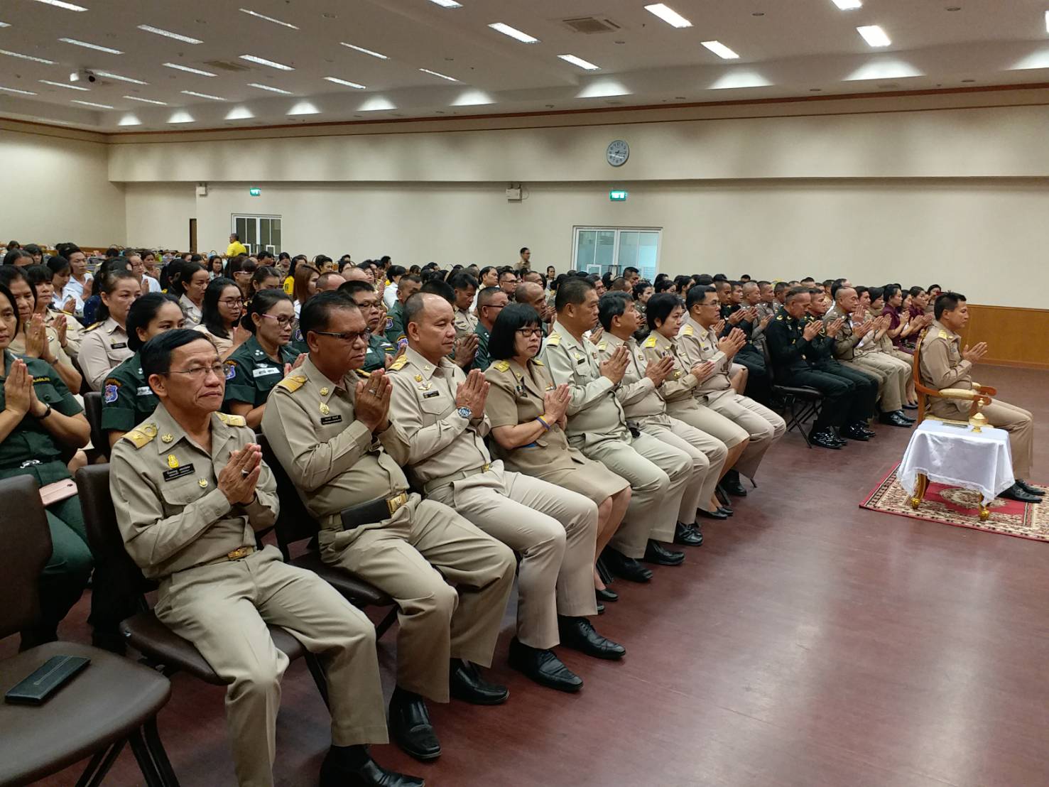 พช.ขอนแก่น ร่วมทำบุญตักบาตร ทวยราษฎร์ถวายพระพร