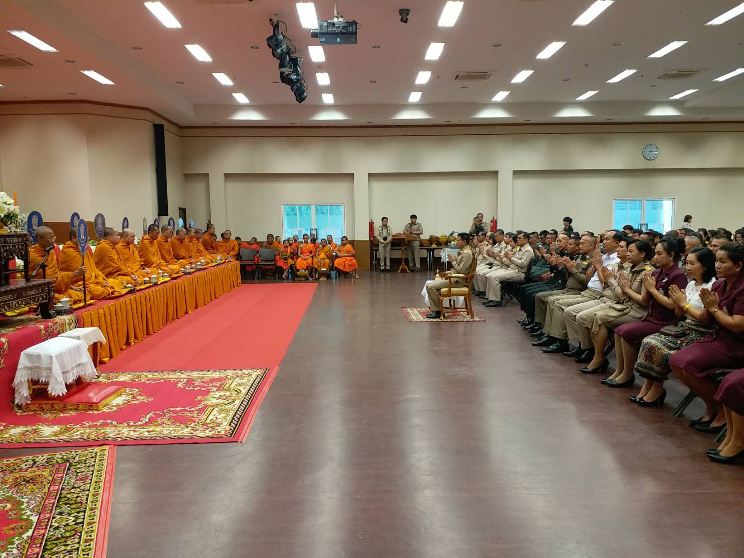 พช.ขอนแก่น ร่วมทำบุญตักบาตร ทวยราษฎร์ถวายพระพร