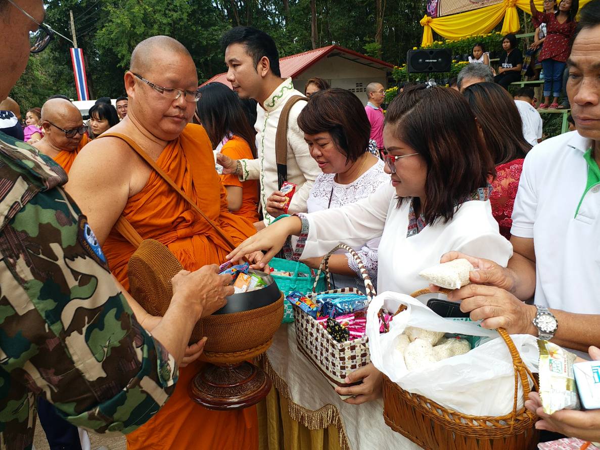พัฒนาการจังหวัดขอนแก่น ร่วมงานประเพณีออกพรรษาบุญตักบาตรเทโว นมัสการองค์พระใหญ่ ไหว้รอยพระพุทธบาท ปี 2561