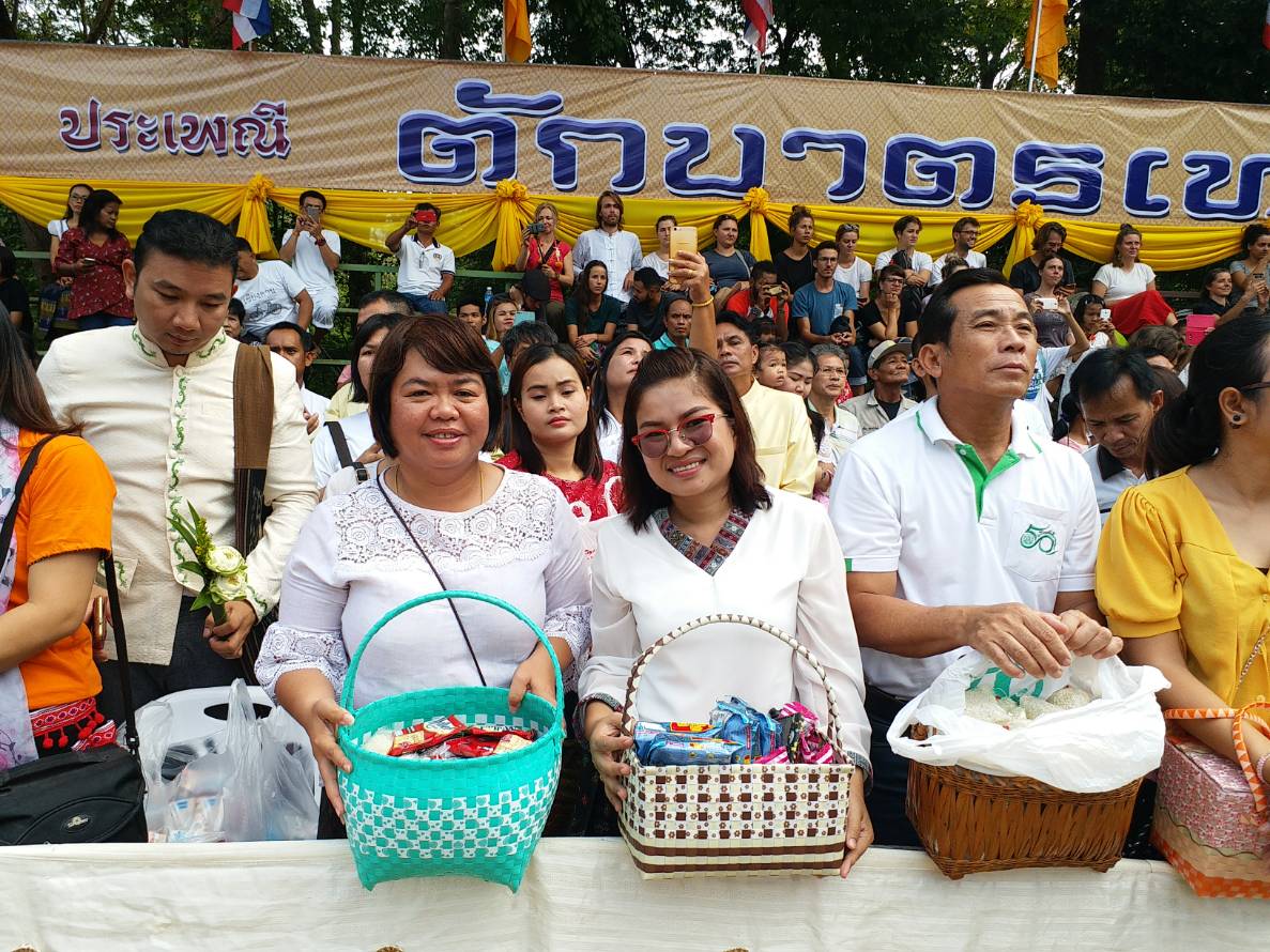 พัฒนาการจังหวัดขอนแก่น ร่วมงานประเพณีออกพรรษาบุญตักบาตรเทโว นมัสการองค์พระใหญ่ ไหว้รอยพระพุทธบาท ปี 2561