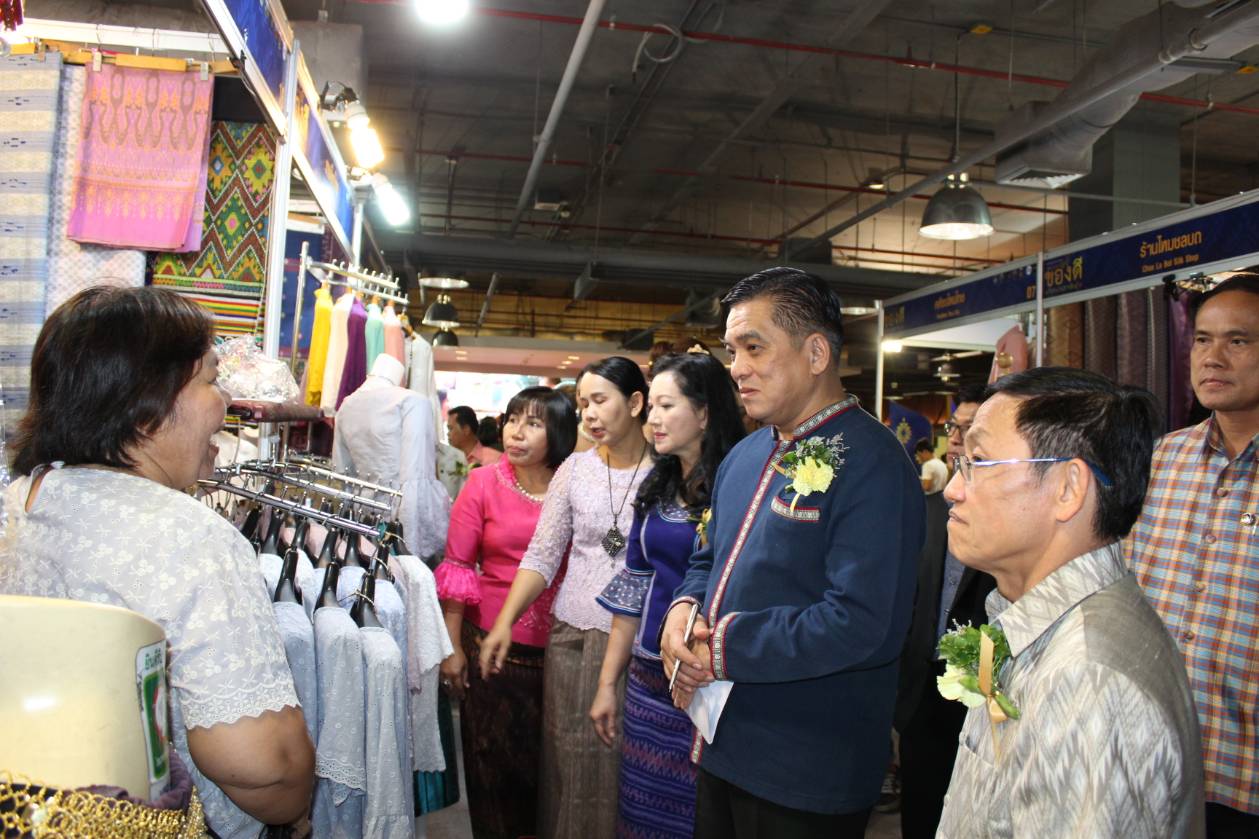พช.ขอนแก่น ยกทัพสินค้าของดี สู่เมืองหลวง ในงาน “มหกรรมแสดงและจำหน่ายสินค้าประชารัฐวิถี ของดี ร้อยแก่นสารสินธุ์”