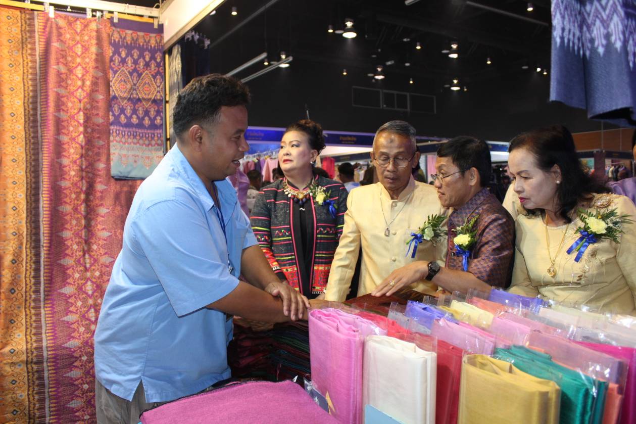 พช.ขอนแก่น ยกทัพสินค้าของดี สู่เมืองหาดใหญ่ “มหกรรมแสดงและจำหน่ายสินค้าประชารัฐวิถี ของดี ร้อยแก่นสารสินธุ์”