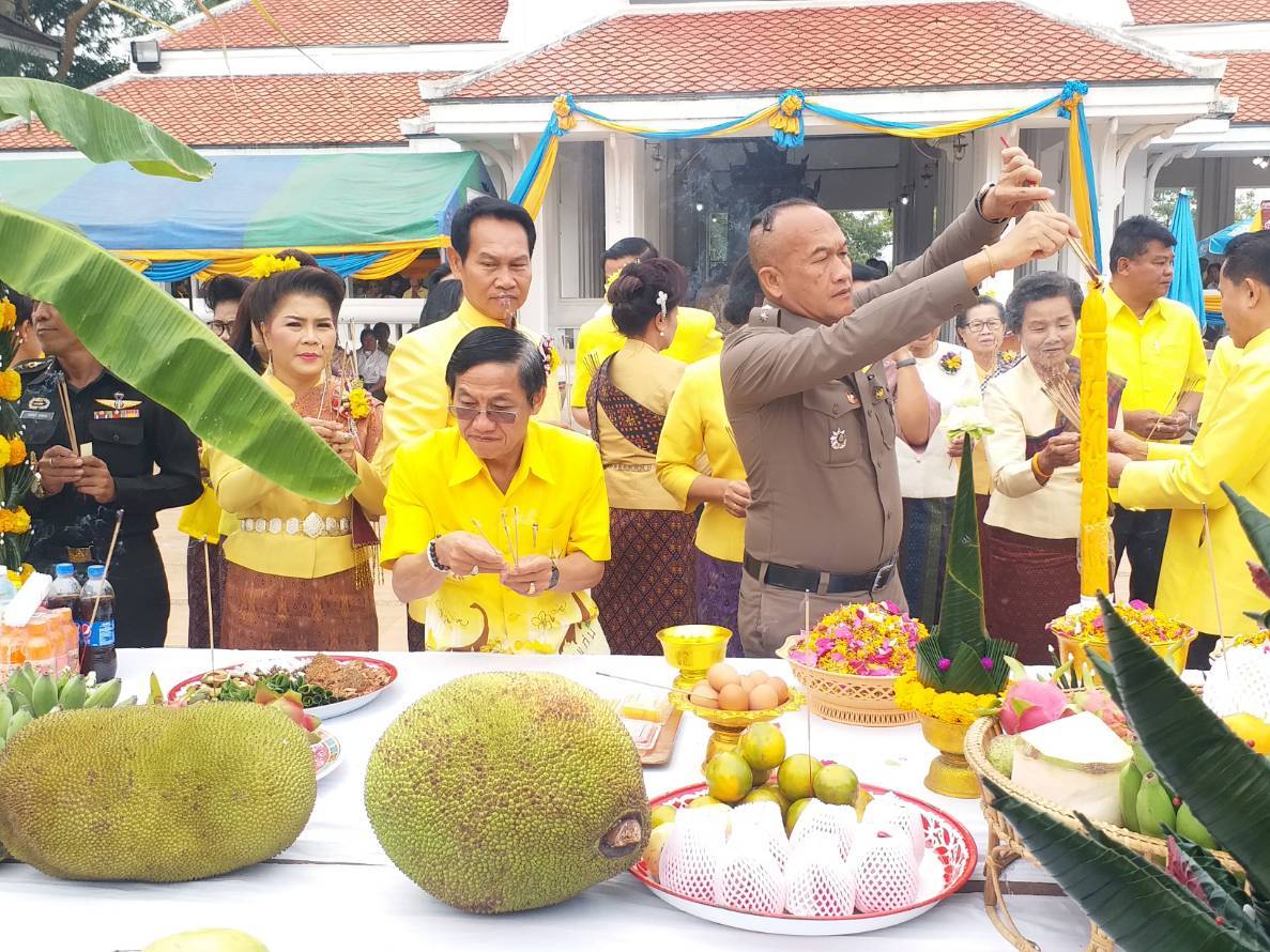 จ.ขอนแก่น จัดพิธีบวงสรวงองค์พระธาตุขามแก่น สิ่งศักดิ์สิทธิ์คู่บ้านคู่เมือง เนื่องในงานเทศกาลไหมนานาชาติ ประเพณีผูกเสี่ยว และงานกาชาดจังหวัดขอนแก่น ประจำปี พ.ศ.2561