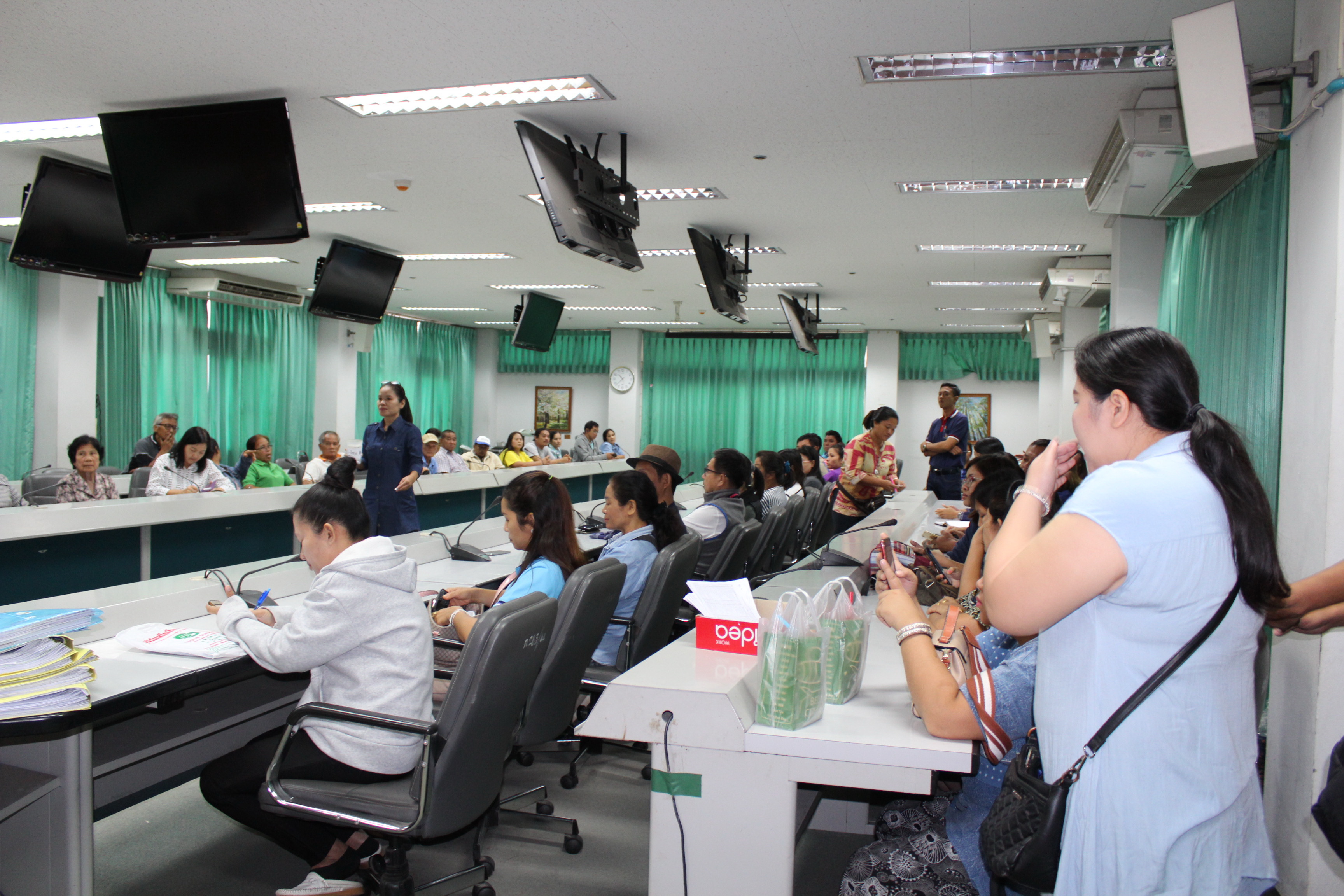 พช.ขอนแก่น ประชุมผู้ผลิต ผู้ประกอบการ OTOP ในการจัดแสดงและจำหน่ายผลิตภัณฑ์หนึ่งตำบลหนึ่งผลิตภัณฑ์ ในงานเทศกาลไหมนานาชาติ ประเพณีผูกเสี่ยวและงานกาดชาด จังหวัดขอนแก่ ประจำปี 2561