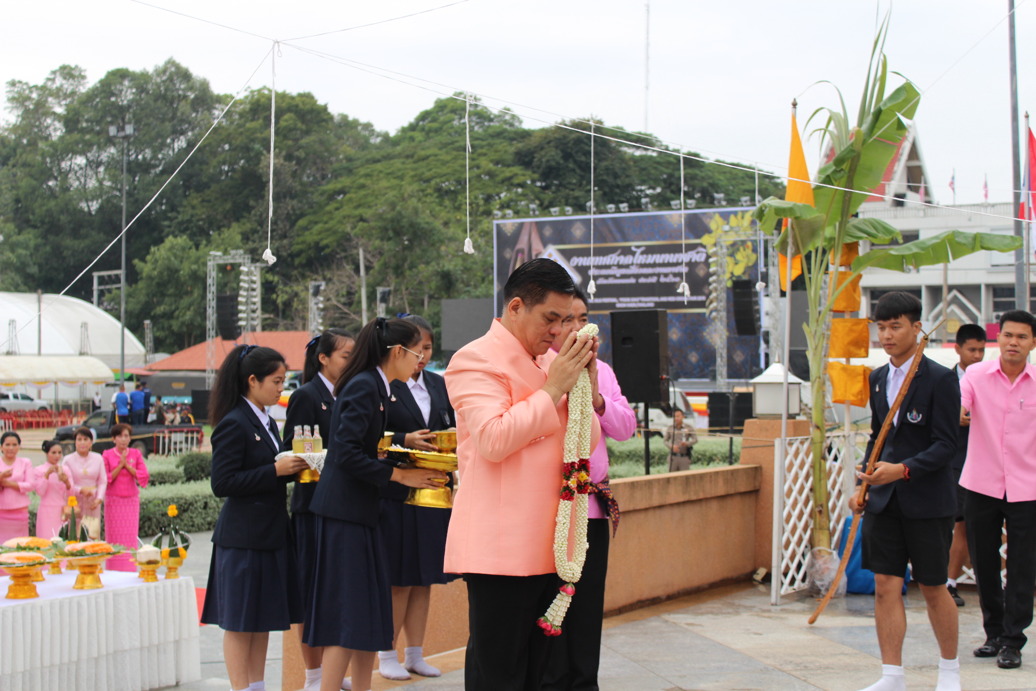จ.ขอนแก่น จัดพิธีบวงสรวงสิ่งศักดิ์สิทธิ์คู่บ้านคู่เมือง เพื่อให้การจัดงานเทศกาลไหมนานาชาติ ประเพณีผูกเสี่ยว และงานกาชาดจังหวัดขอนแก่น ประจำปี พ.ศ.2561 สำเร็จลุล่วงด้วยดี
