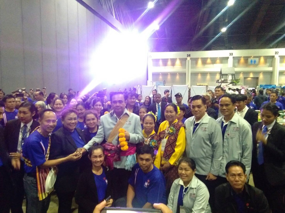 ขอนแก่น  ร่วมงานมหกรรมแสดงผลการดำเนินงานโครงการตามแนวทางประชารัฐของกองทุนหมู่บ้านและชุมชนเมือง
