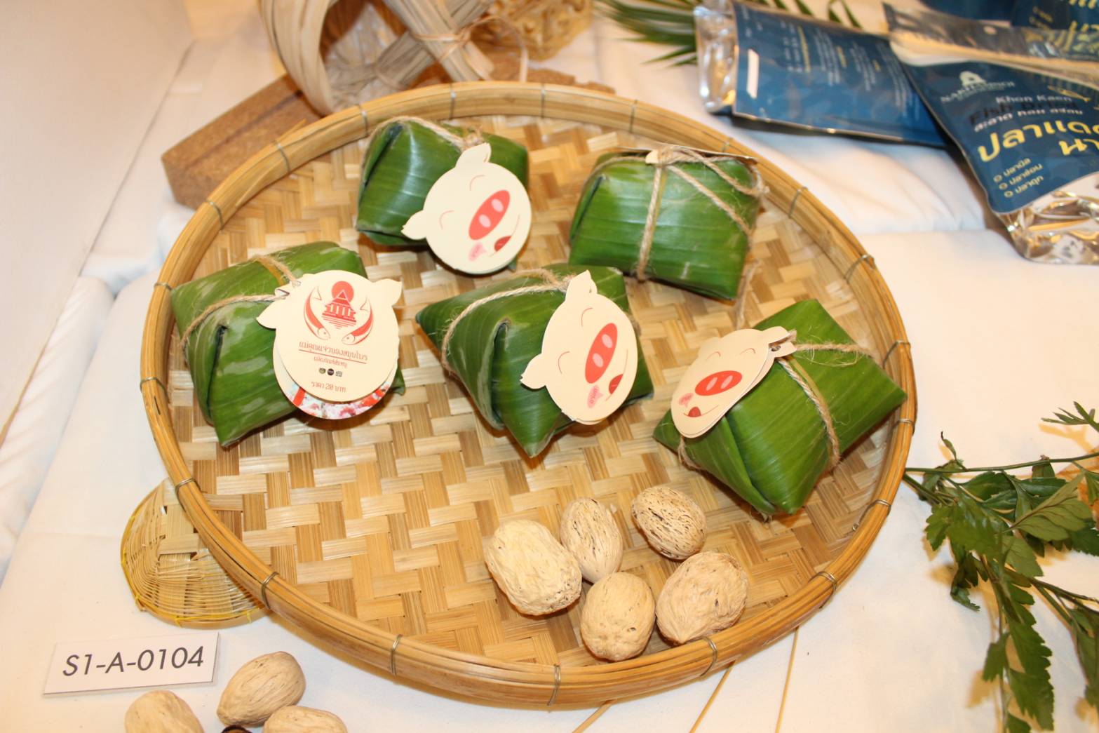 ?พช.ขอนแก่น ร่วมกับ ม.ศิลปากร เปิดตลาด OTOP นวัตวิถีขอนแก่นแดนแห่งวิถีกิน ” แซ่บถึงแก่น แดนดอกคูณ” โดยดีไซน์เนอร์ระดับประเทศ ผลิกโฉมพัฒนาบรรจุภัณฑ์ เพื่อเพิ่มมูลค่าสร้างรายได้ให้กับชุมชน?️