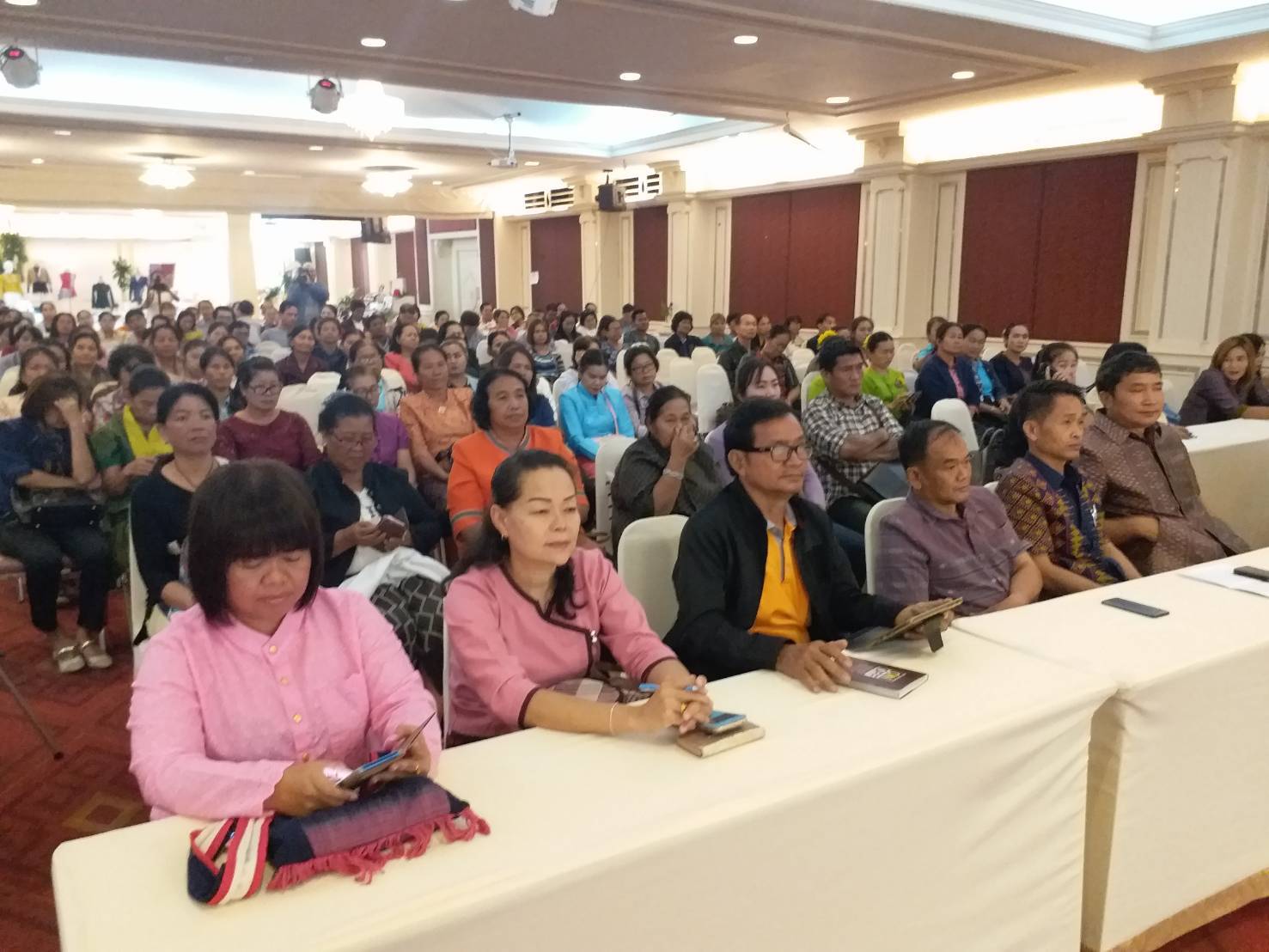 ?พช.ขอนแก่น ร่วมกับ ม.ศิลปากร เปิดตลาด OTOP นวัตวิถีขอนแก่นแดนแห่งวิถีงาม ” งามต้อนงามว่า งามล้ำค่า แดนแคนแก่นคูณ” โดยดีไซน์เนอร์ระดับประเทศ ผลิกโฉมพัฒนาบรรจุภัณฑ์ เพื่อเพิ่มมูลค่าสร้างรายได้ให้กับชุมชน?️